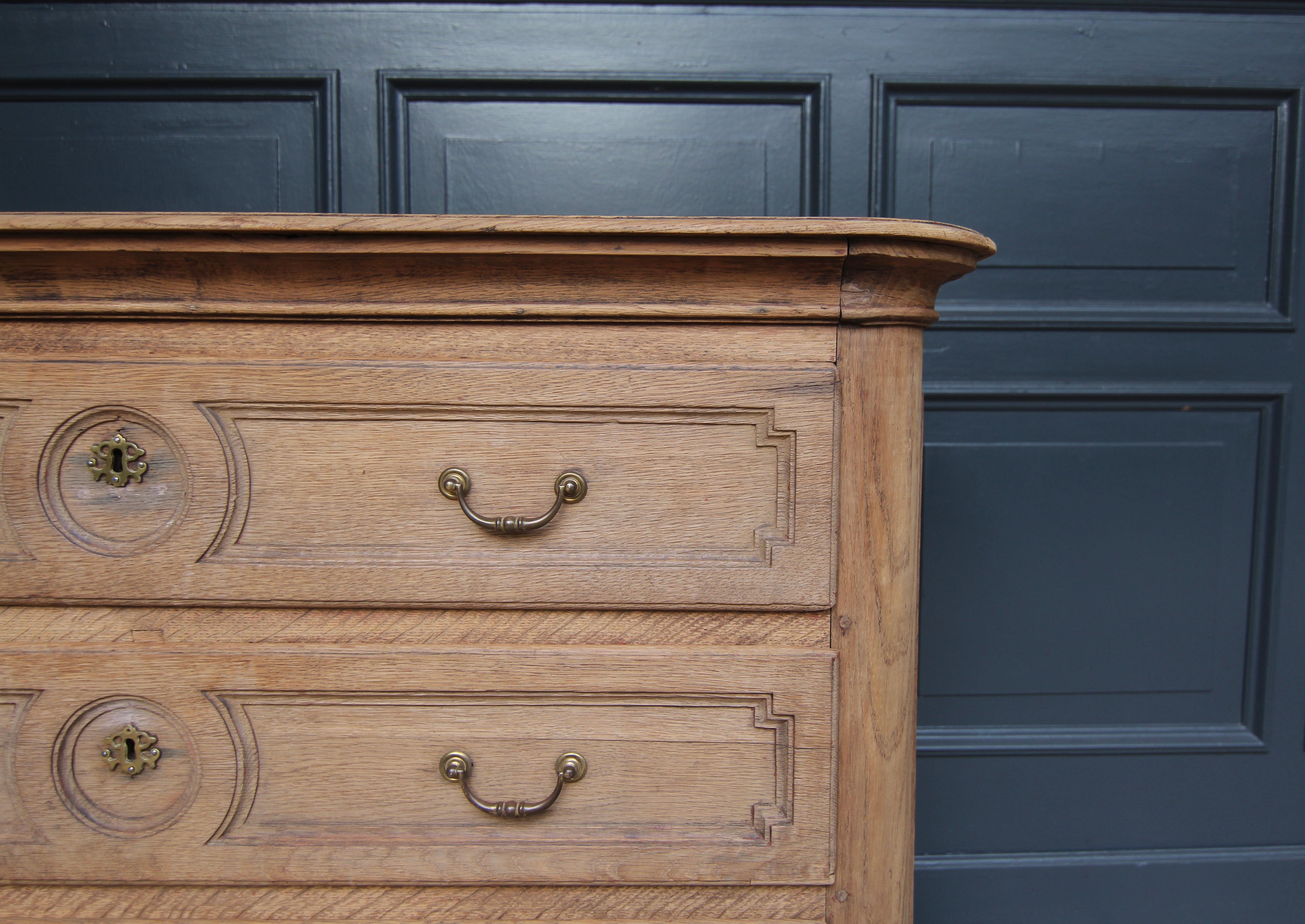 Early 19th Century Oak Chest of Drawers For Sale 7