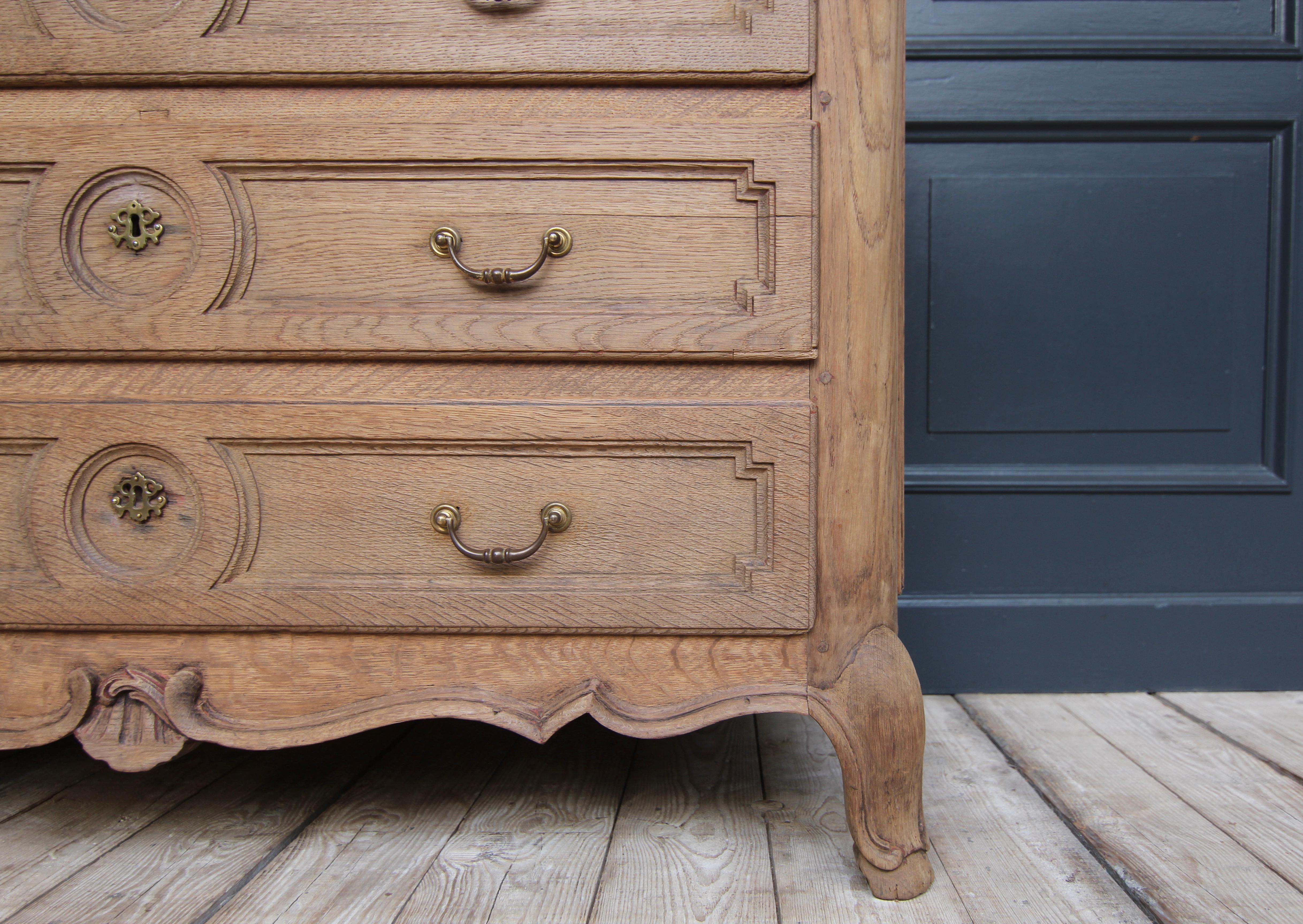 Early 19th Century Oak Chest of Drawers For Sale 8