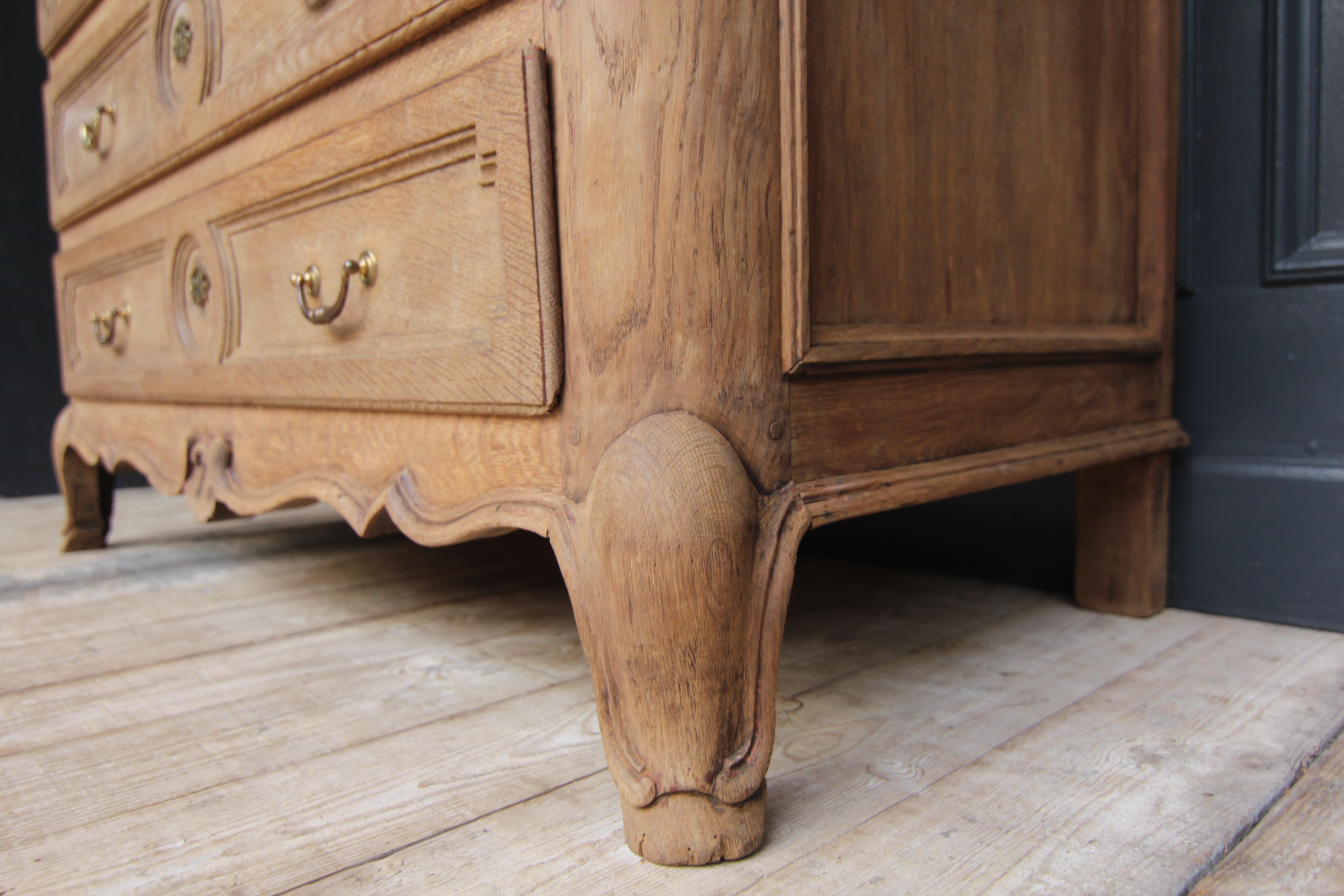 Early 19th Century Oak Chest of Drawers For Sale 9