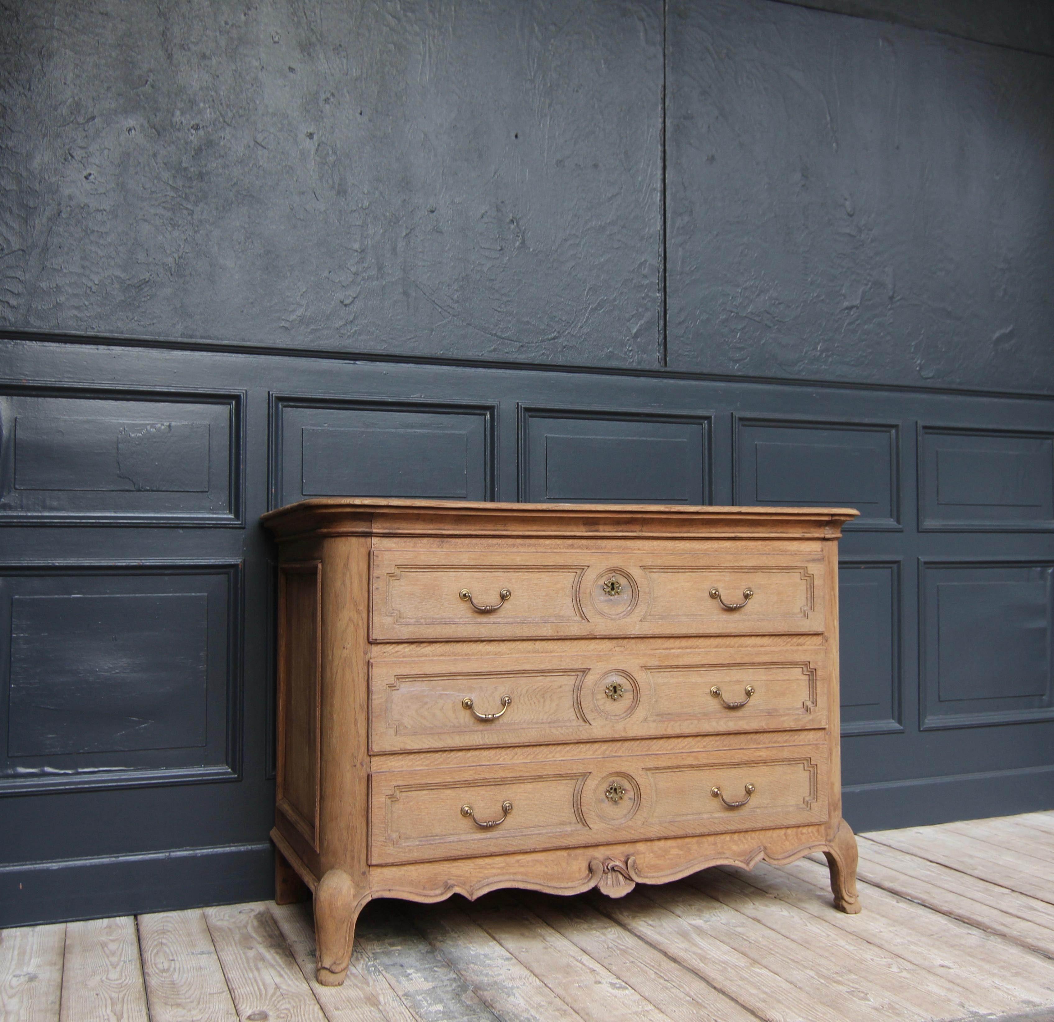 Early 19th Century Oak Chest of Drawers For Sale 1