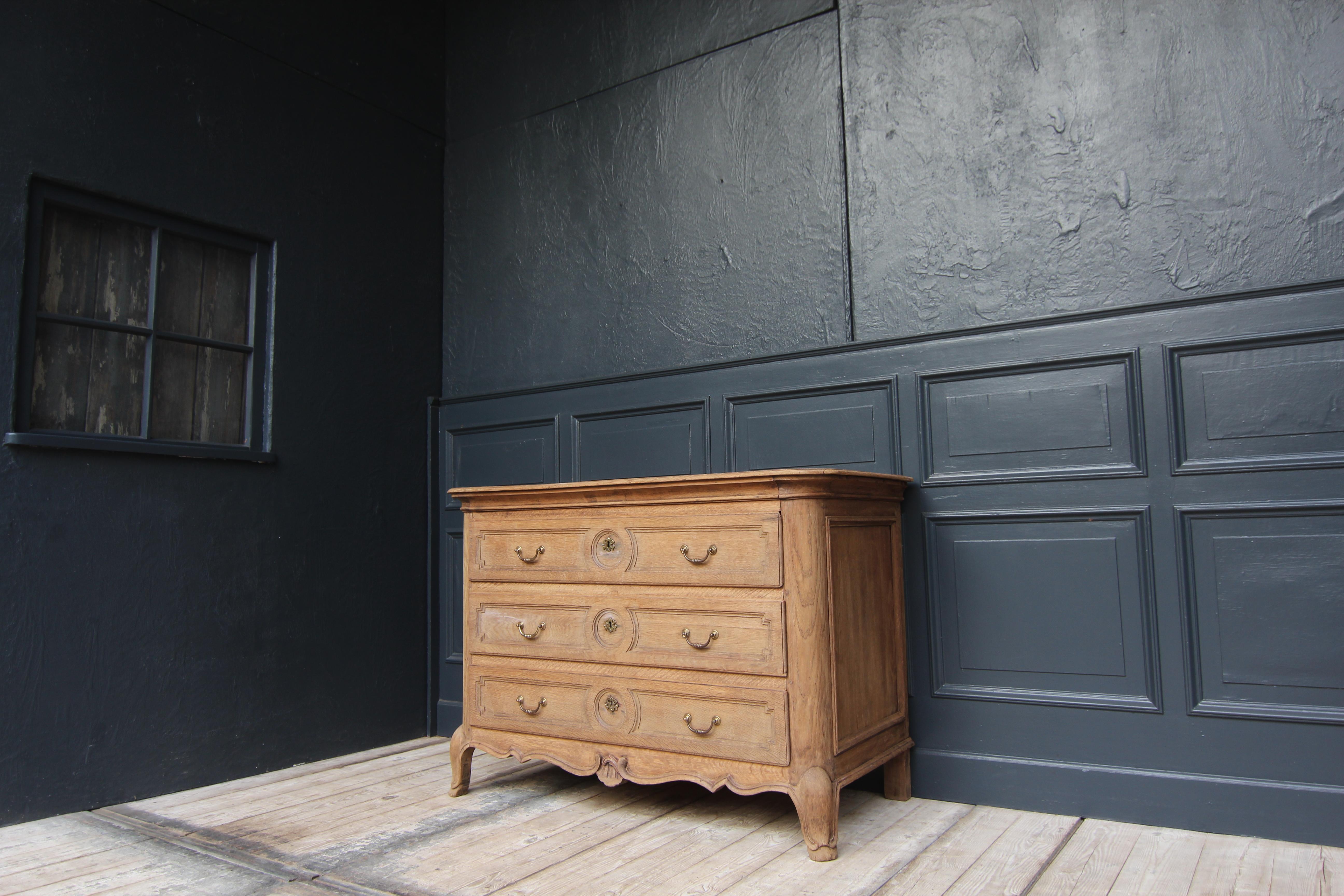 Early 19th Century Oak Chest of Drawers For Sale 2