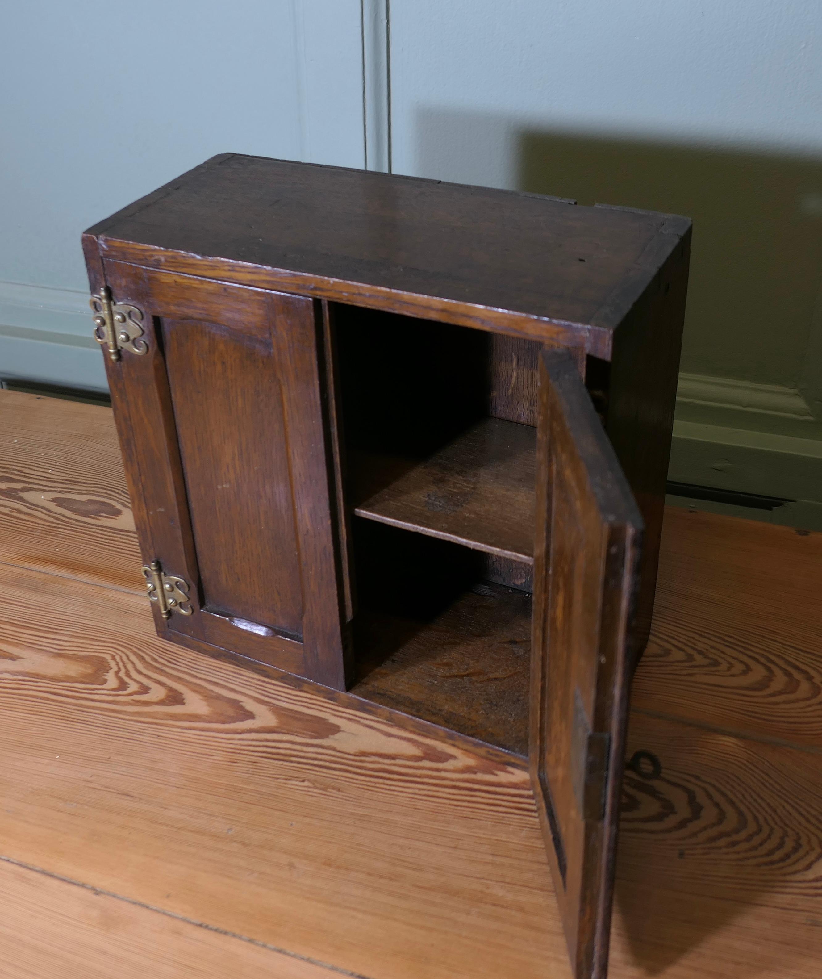 Early 19th century Oak Cupboard   A very attractive piece with 2 doors 3