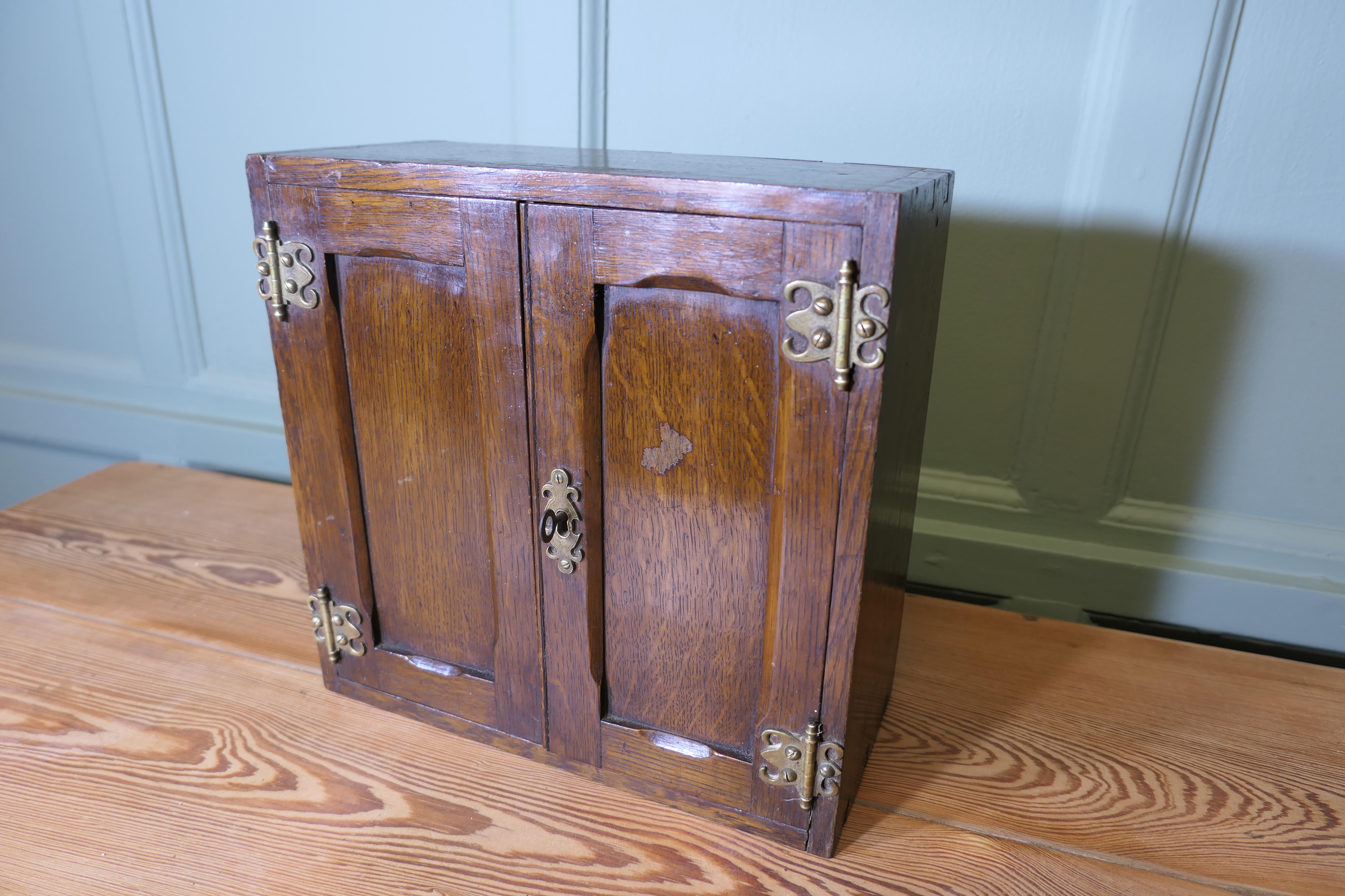 Early 19th century Oak Cupboard   A very attractive piece with 2 doors 4