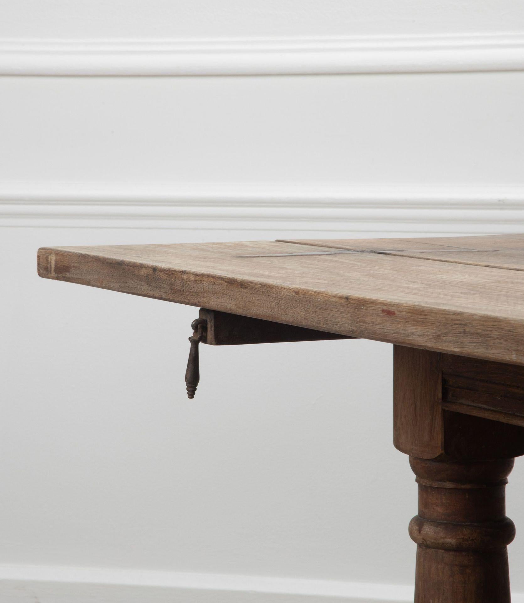 Early 19th Century Oak Dining Table For Sale 7