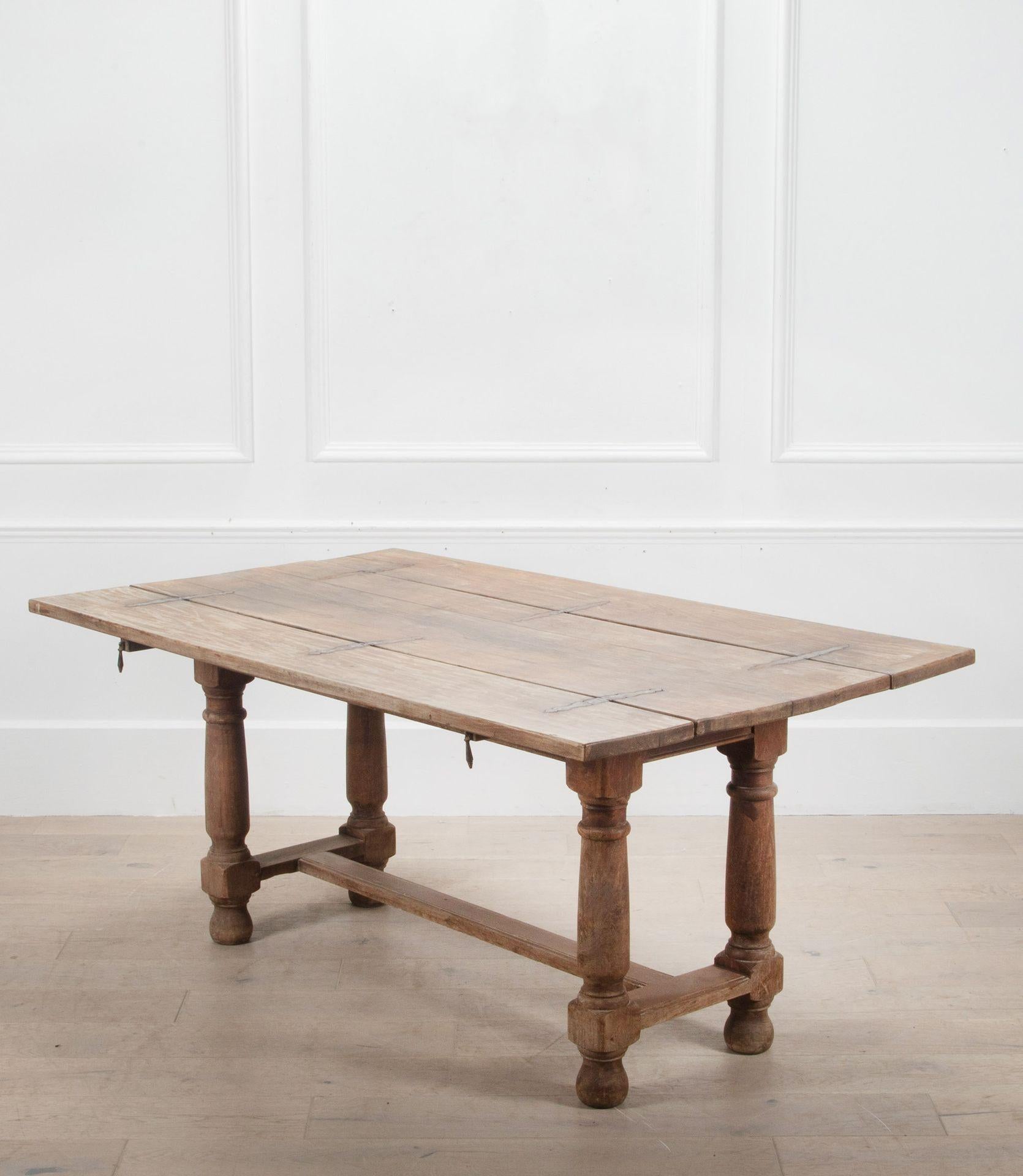 Early 19th Century Oak Dining Table For Sale 1