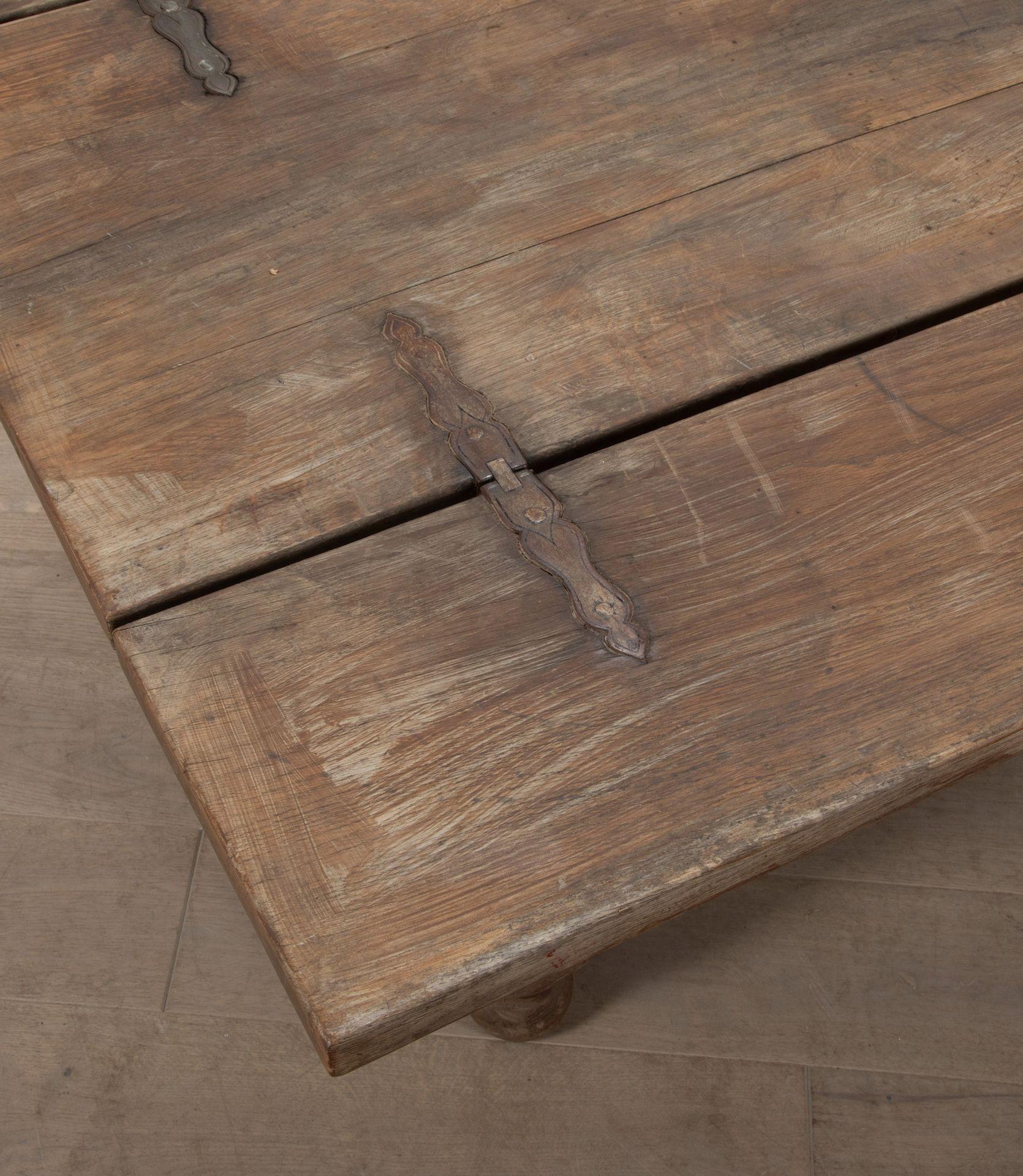 Early 19th Century Oak Dining Table For Sale 4
