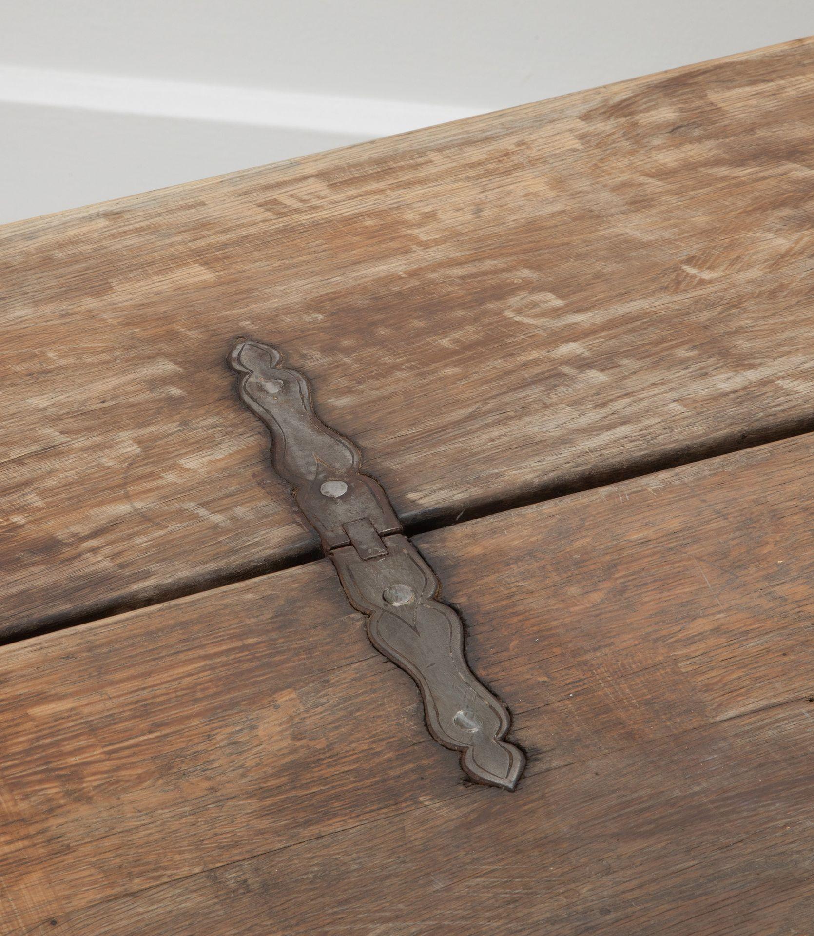 Early 19th Century Oak Dining Table For Sale 5