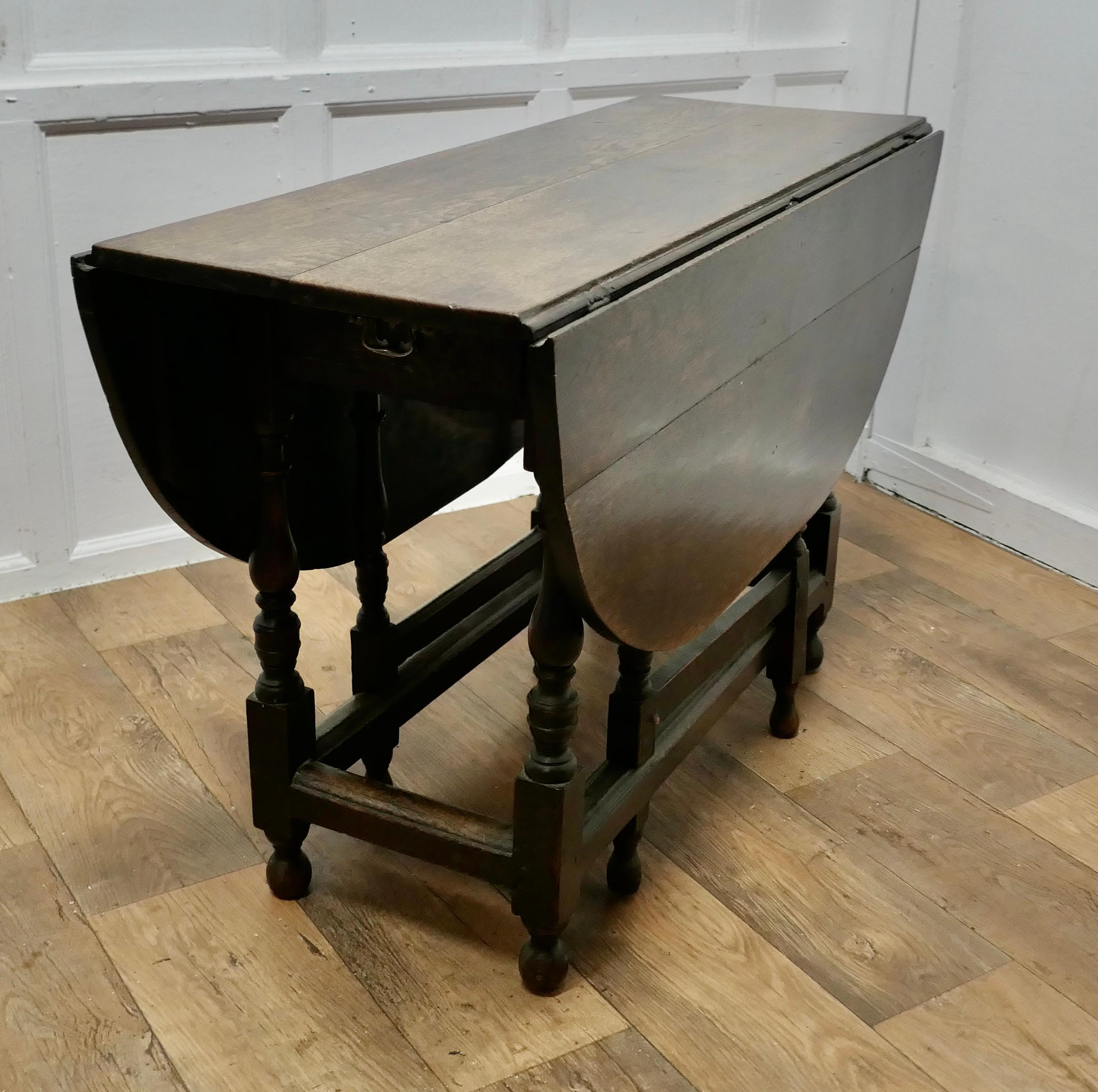 Table de salle à manger à pieds en treillis en Oak du début du 19e siècle

Cette table est très attrayante, elle est fabriquée en chêne massif.
Il s'agit d'une grande table avec un pied en forme de porte de chaque côté pour soutenir les grandes