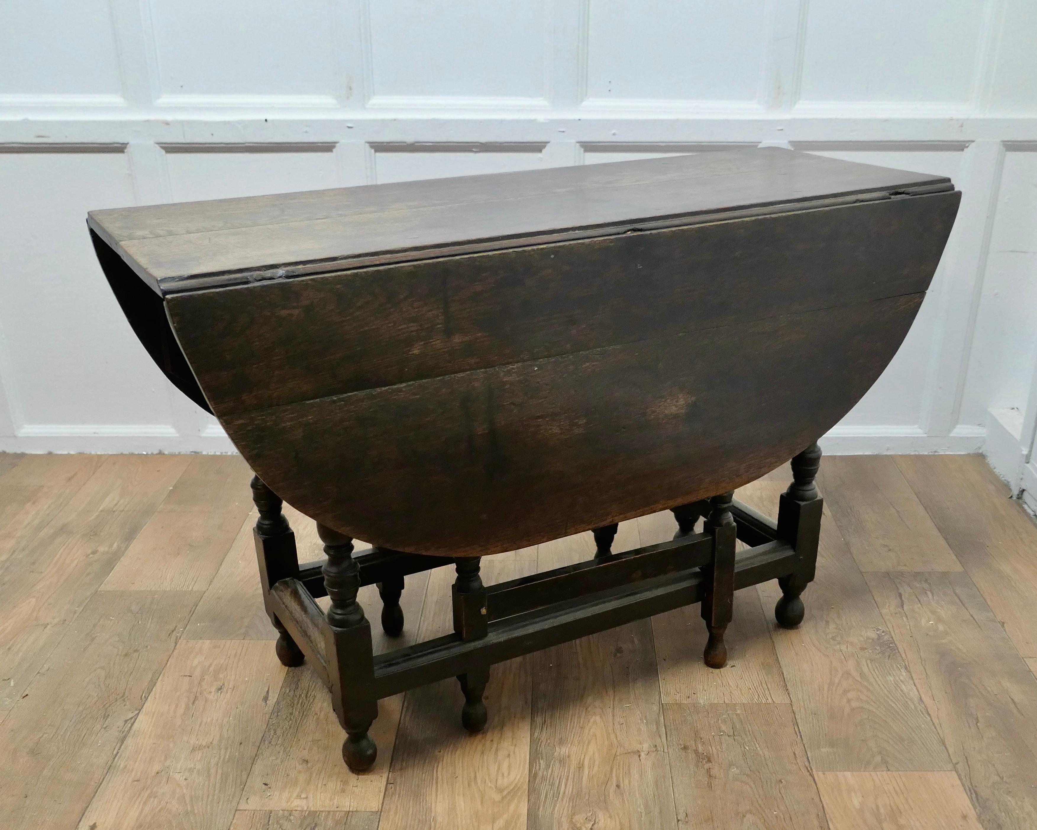 Georgien Table de salle à manger à pieds en treillis en Oak du début du 19e siècle  C'est une table très attrayante  en vente