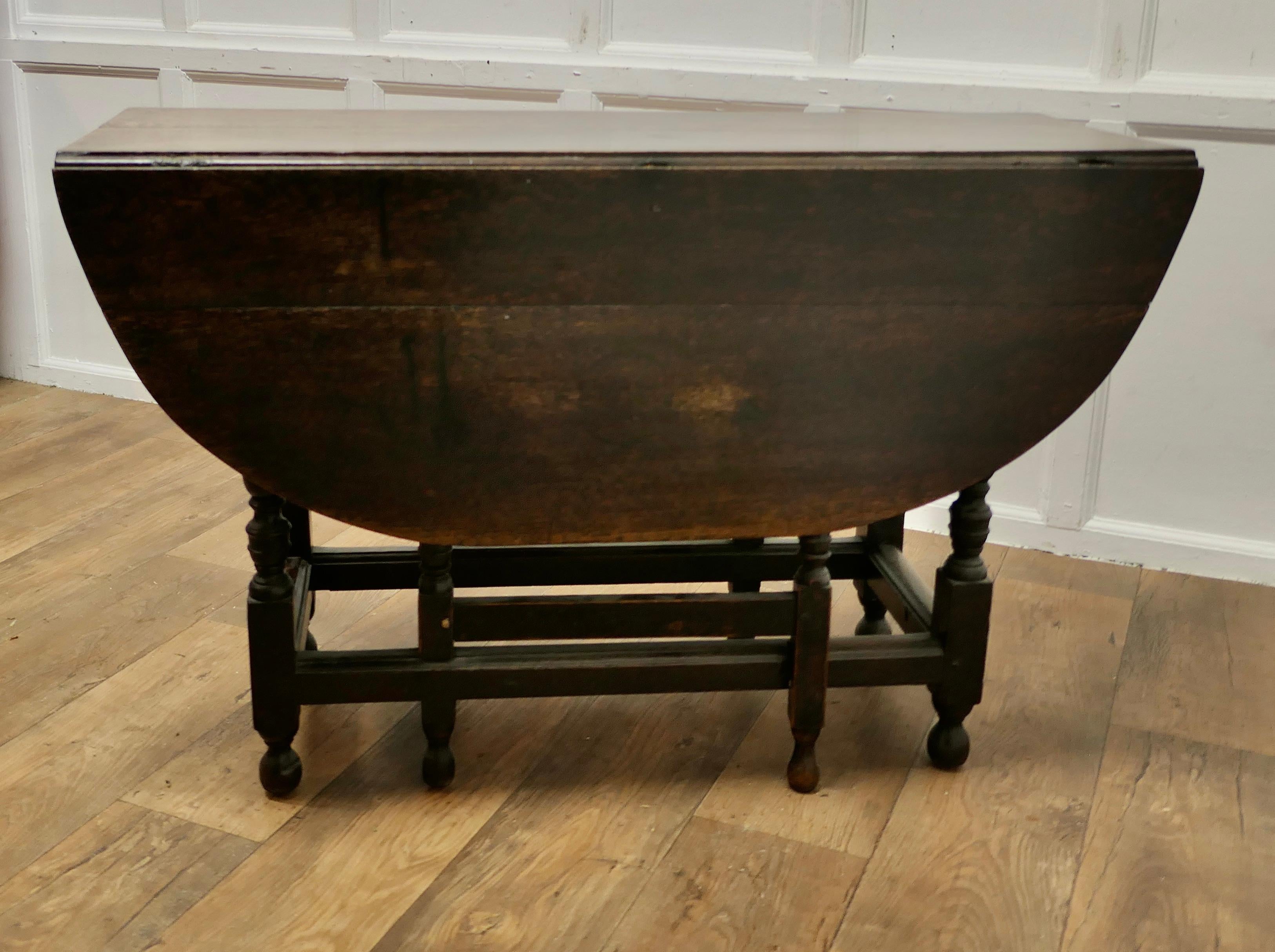 Early 19th Century Oak Gate Leg Dining Table  This is a very attractive table  In Good Condition For Sale In Chillerton, Isle of Wight