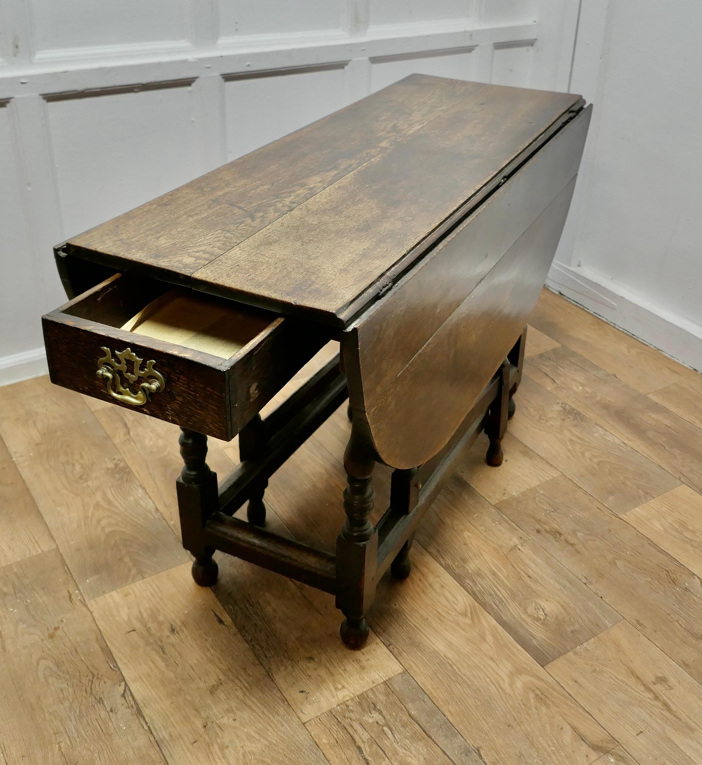 Début du XIXe siècle Table de salle à manger à pieds en treillis en Oak du début du 19e siècle  C'est une table très attrayante  en vente