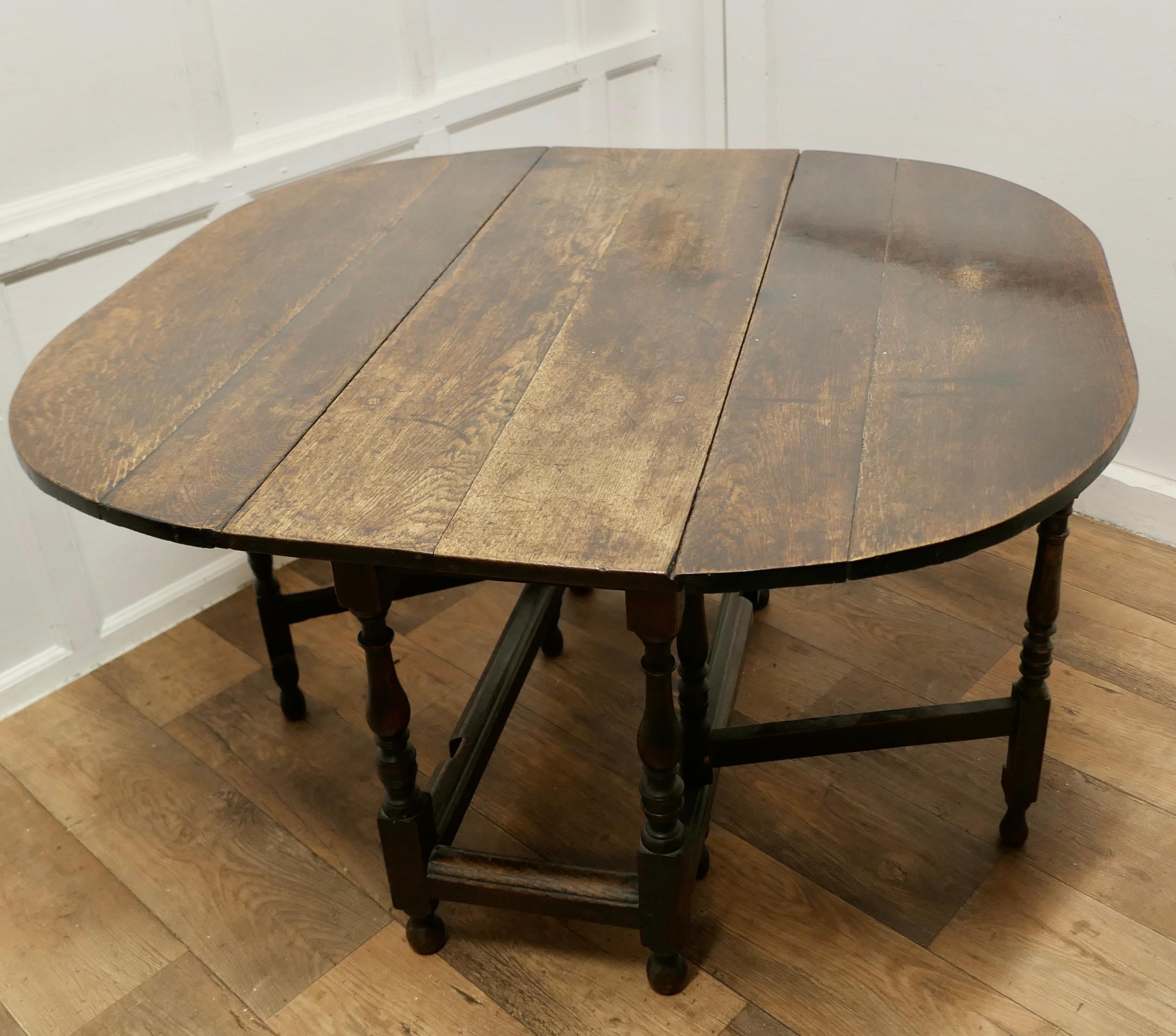 Early 19th Century Oak Gate Leg Dining Table  This is a very attractive table  For Sale 2