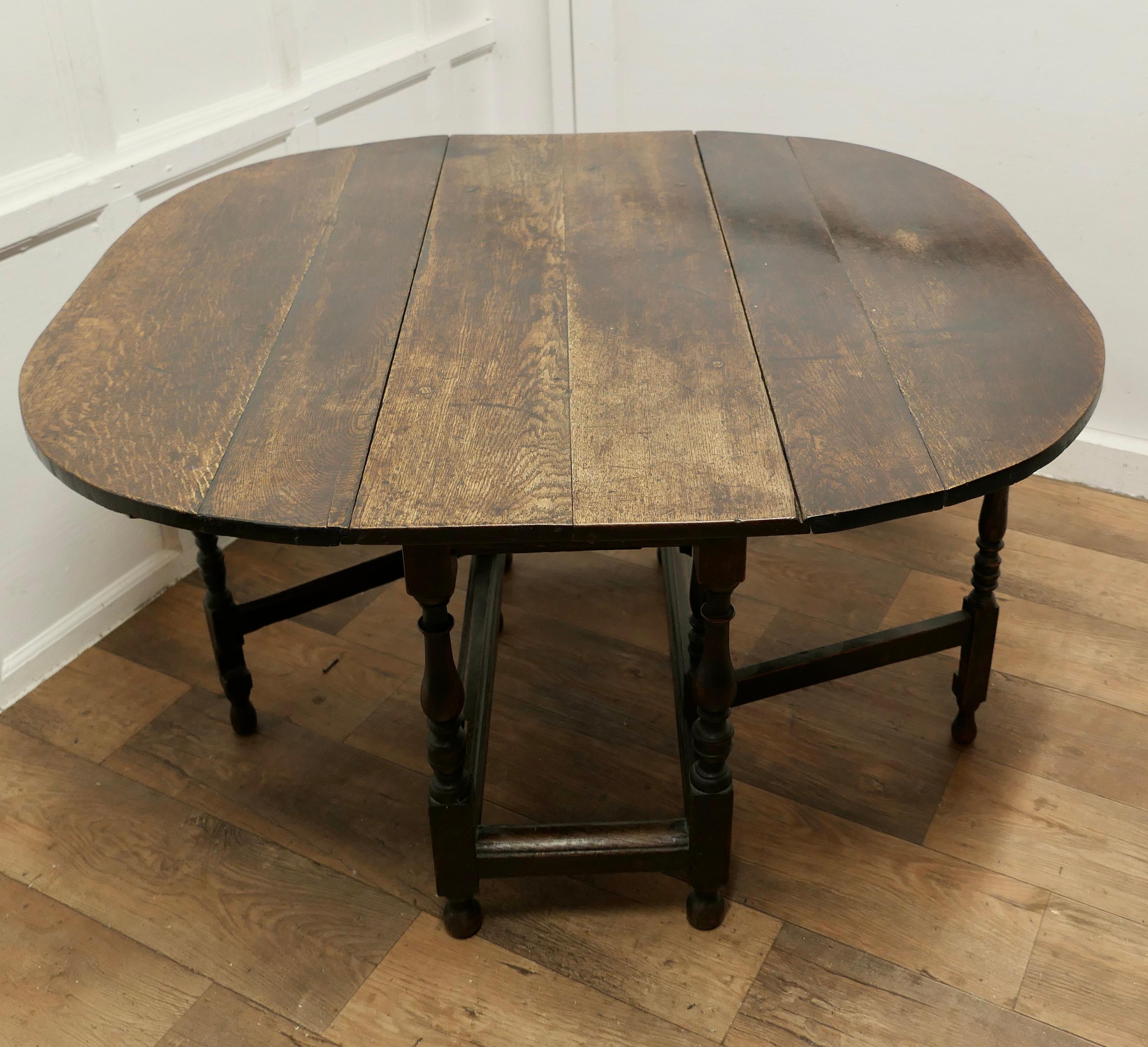 Early 19th Century Oak Gate Leg Dining Table  This is a very attractive table  For Sale 3