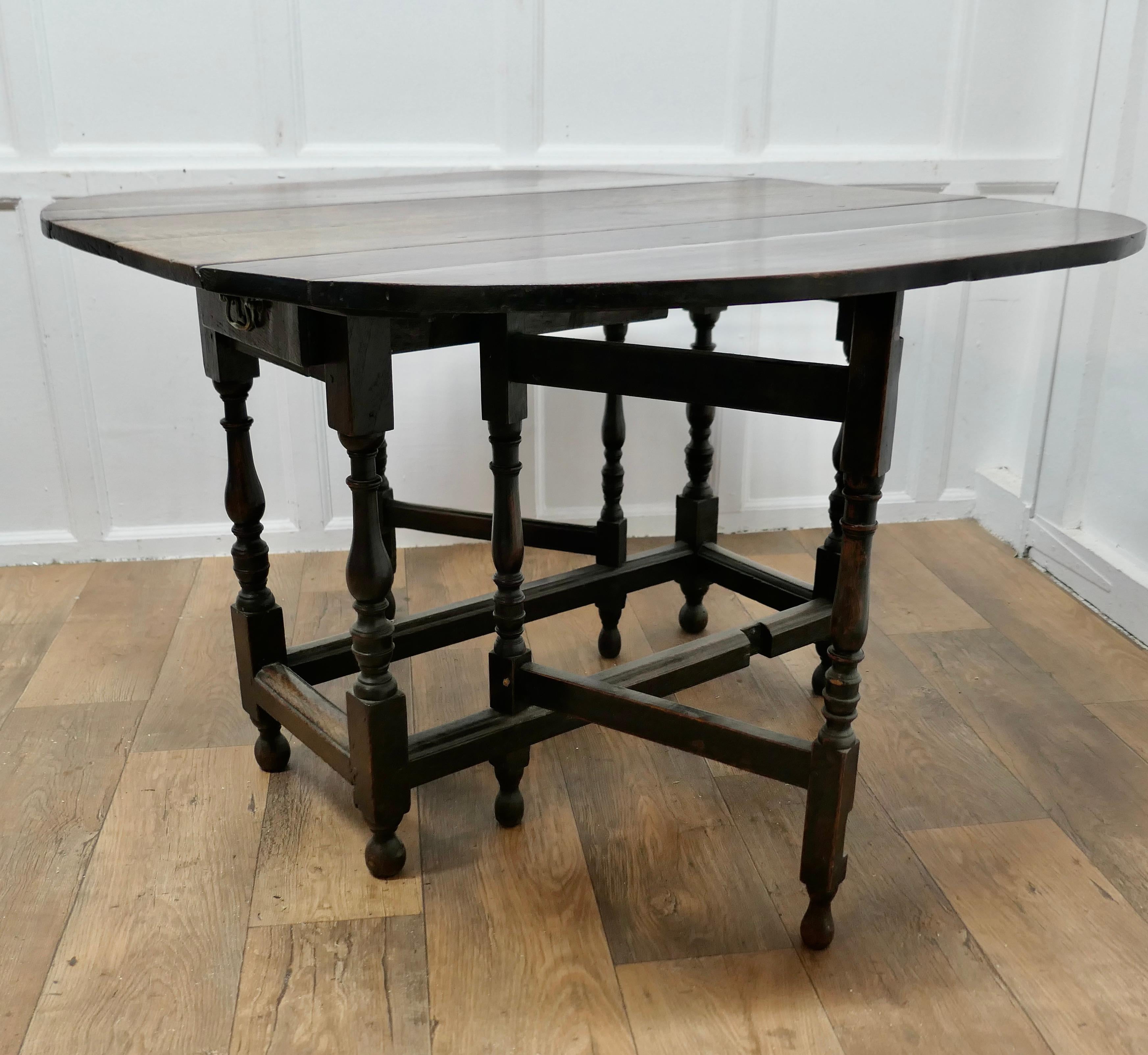 Early 19th Century Oak Gate Leg Dining Table  This is a very attractive table  For Sale 4
