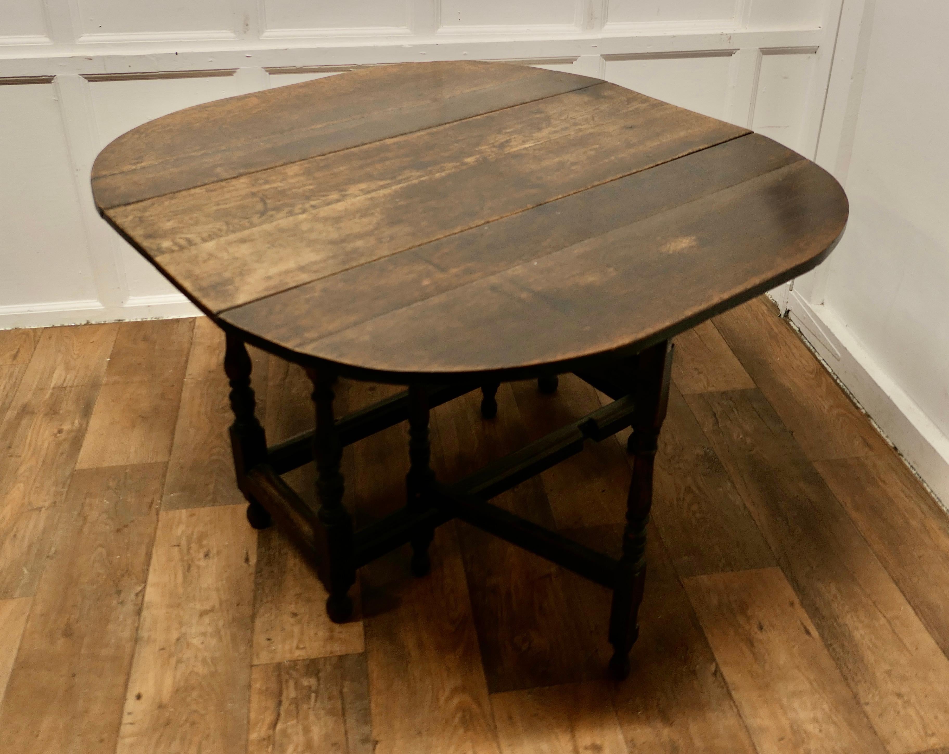 Early 19th Century Oak Gate Leg Dining Table  This is a very attractive table  For Sale 5