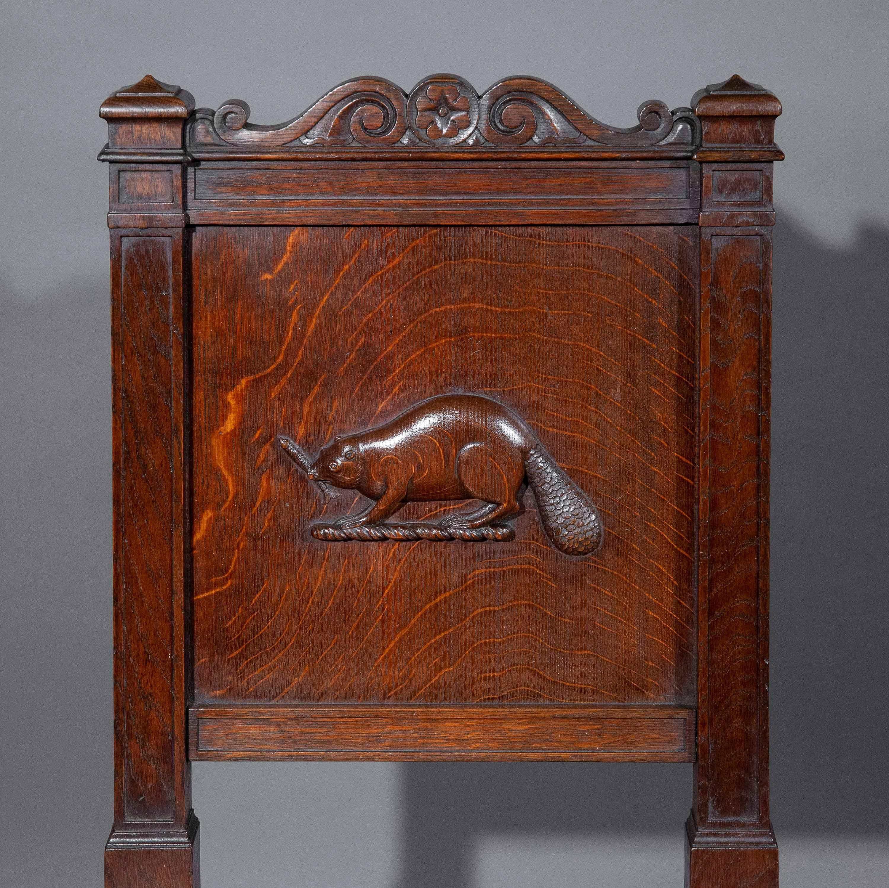 Une chaise de salle en chêne très inhabituelle et probablement unique du début du XIXe siècle, avec une assise solide et un dossier décoré d'un motif armorié, à la manière de Richard Bridgens. Angleterre, vers 1835-40. 

Pourquoi nous l'aimons

Nous
