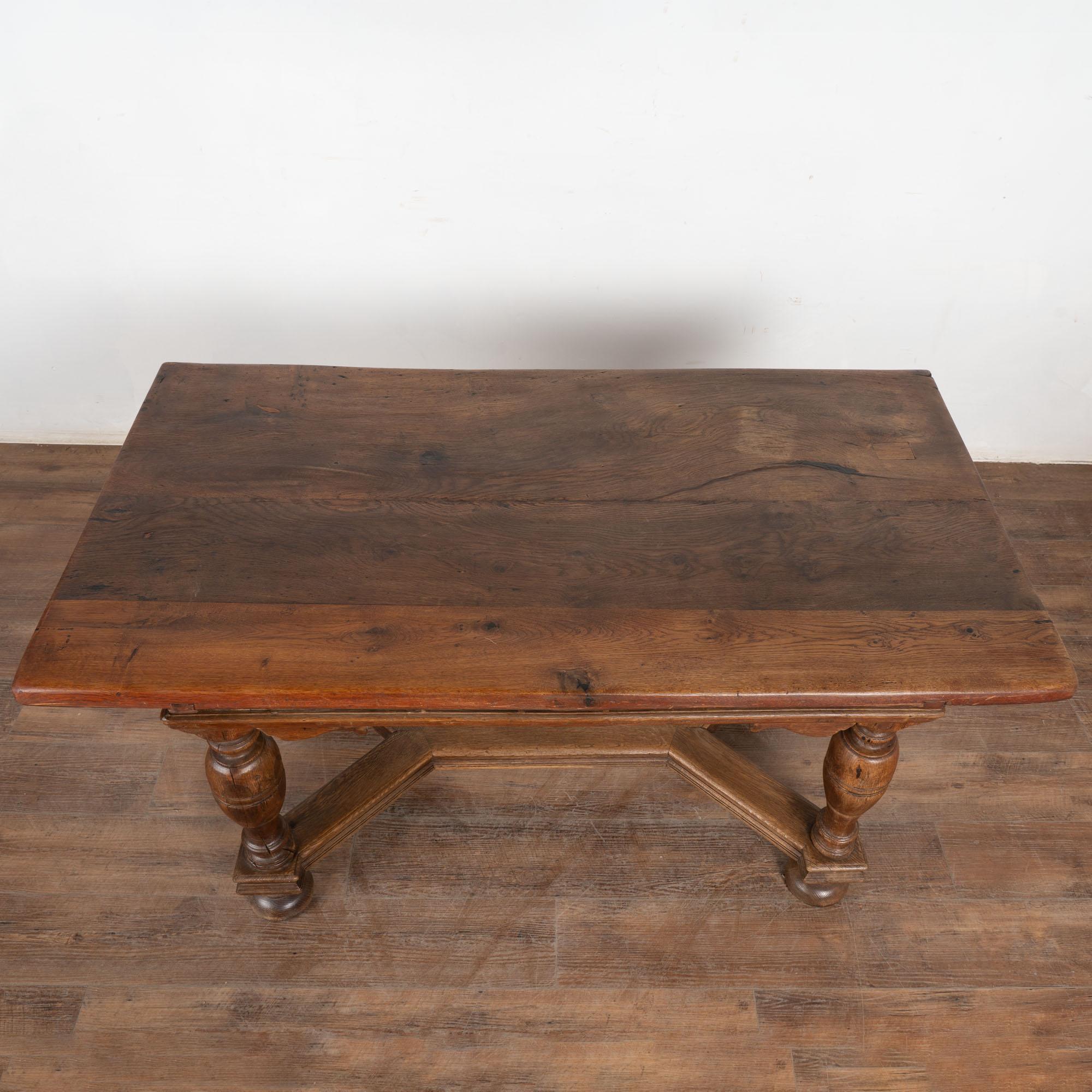 Table de bibliothèque réfectoire en Oak du début du 19ème siècle avec deux tiroirs État moyen - En vente à Round Top, TX