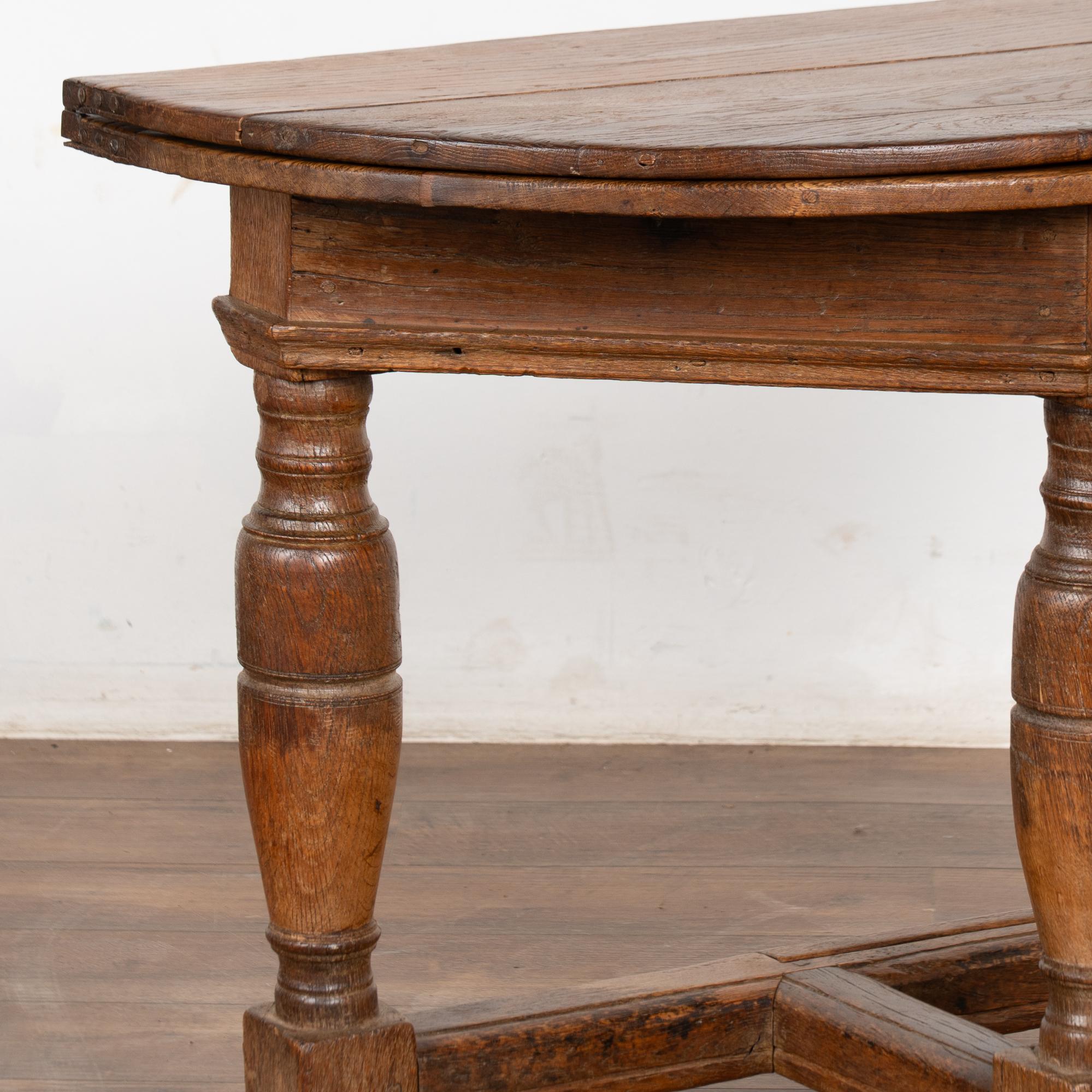 Early 19th Century Oak Round Drop Leaf Gate Leg Table Console For Sale 5