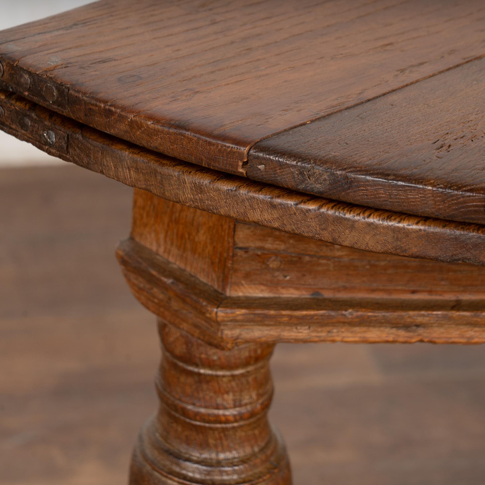Early 19th Century Oak Round Drop Leaf Gate Leg Table Console For Sale 6
