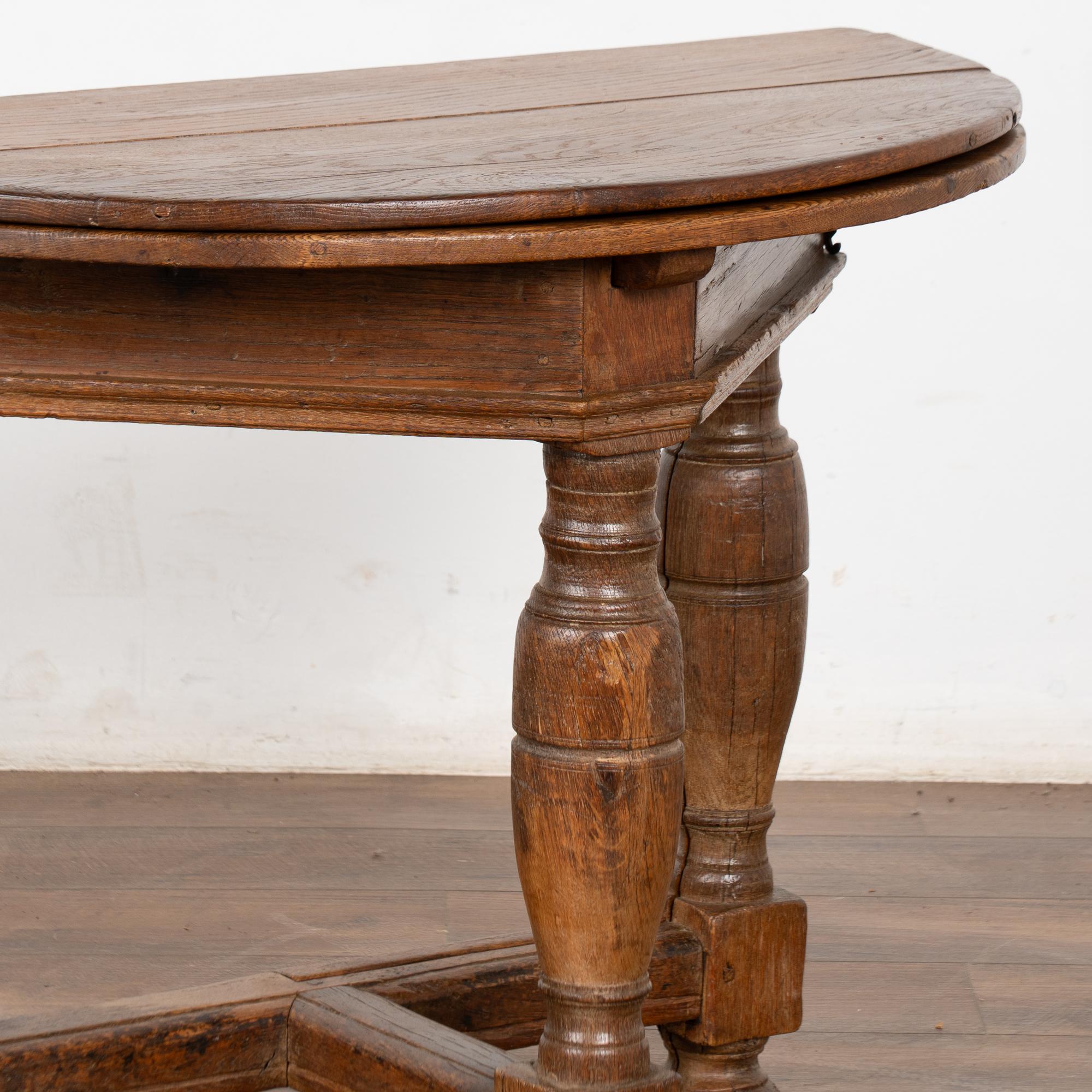 Early 19th Century Oak Round Drop Leaf Gate Leg Table Console For Sale 7