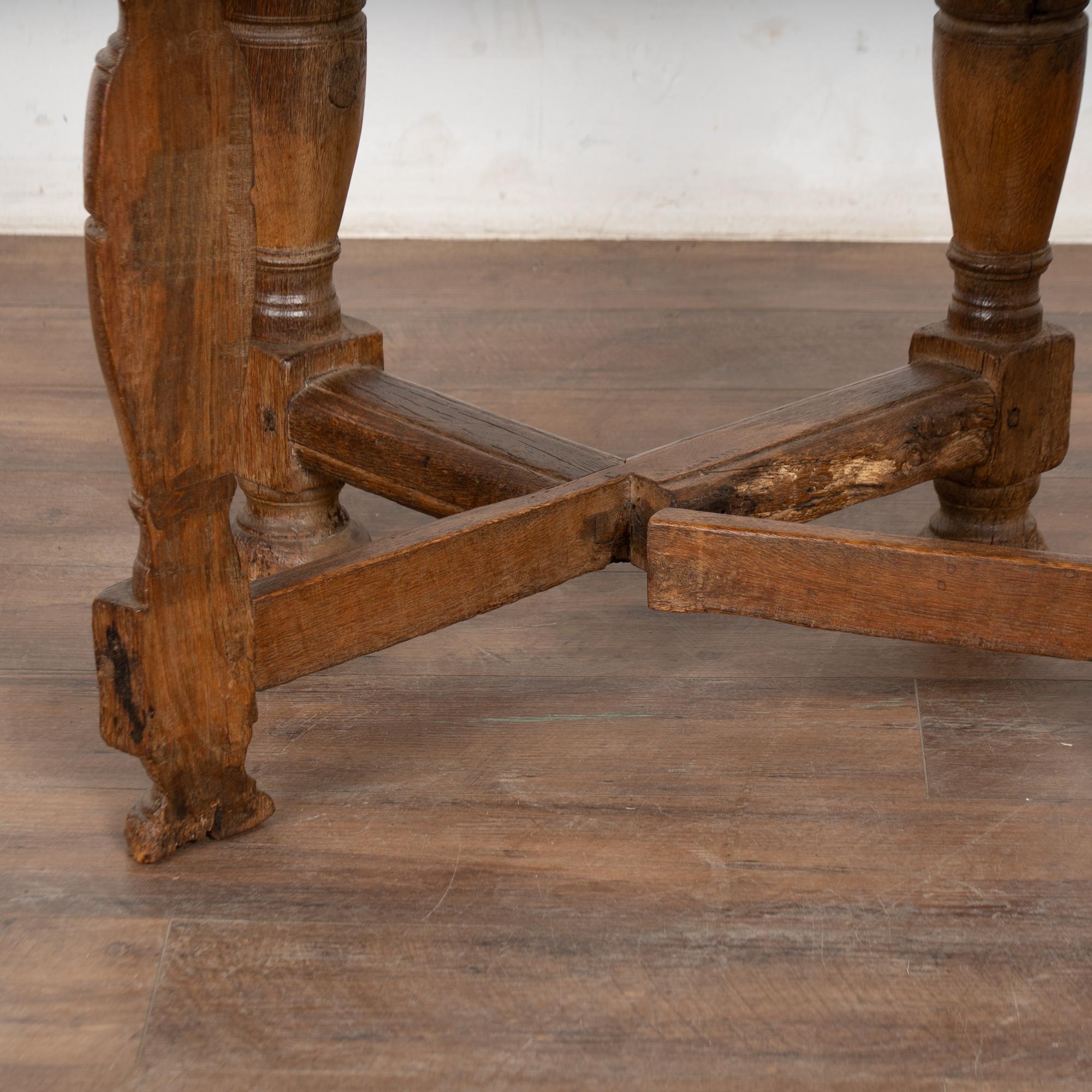 Early 19th Century Oak Round Drop Leaf Gate Leg Table Console For Sale 9
