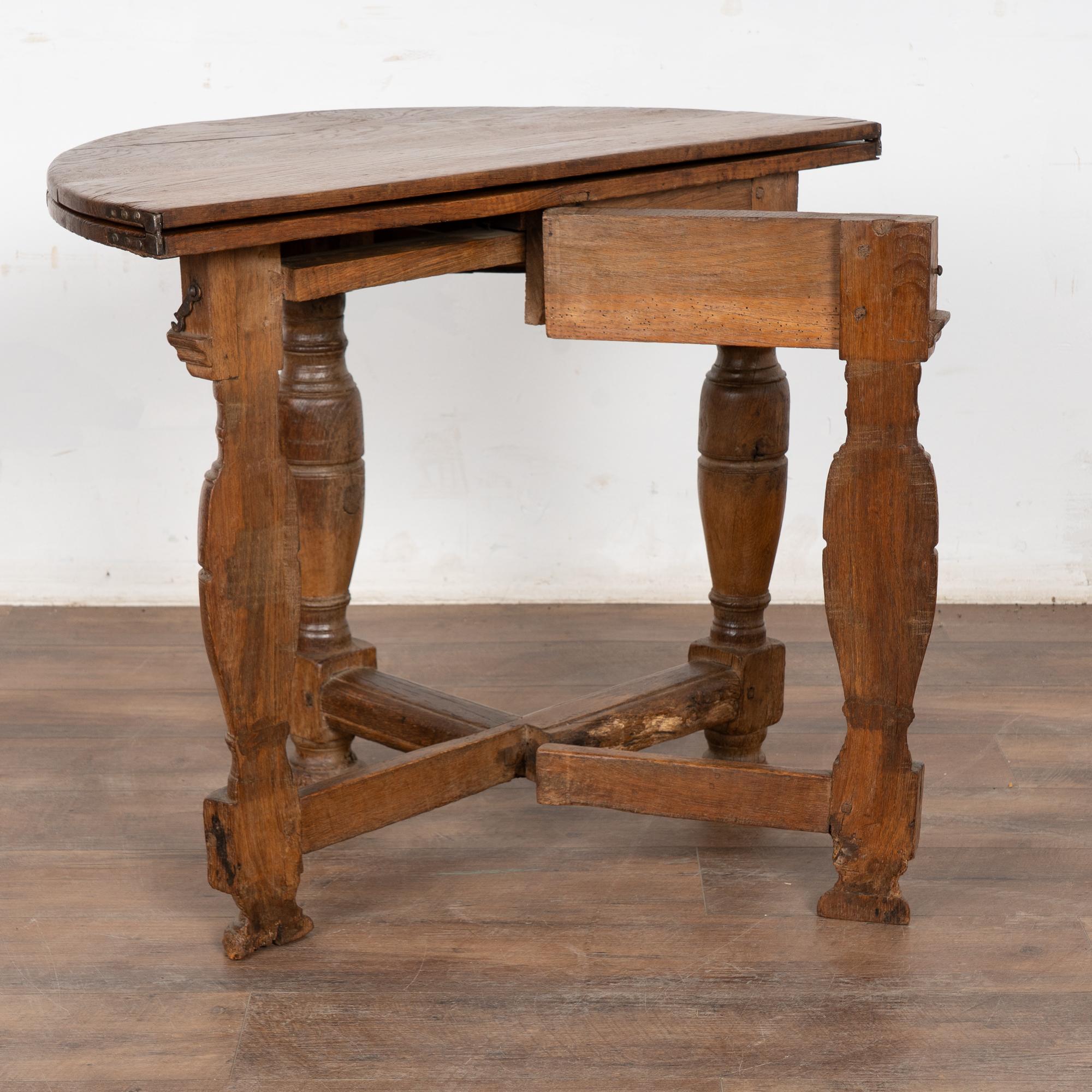 Early 19th Century Oak Round Drop Leaf Gate Leg Table Console For Sale 10