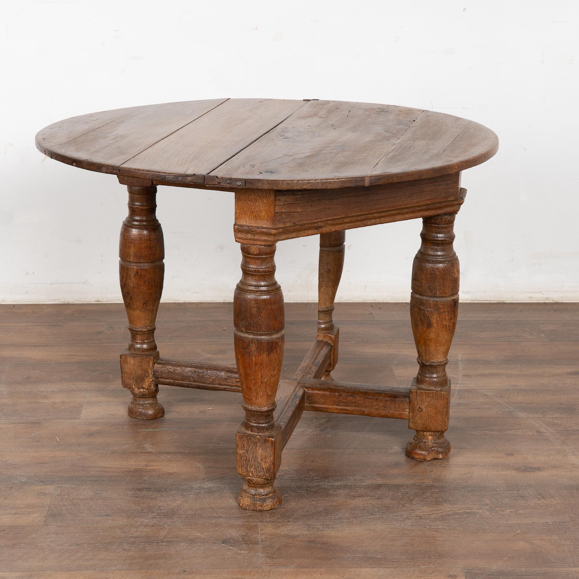 Baroque Early 19th Century Oak Round Drop Leaf Gate Leg Table Console For Sale