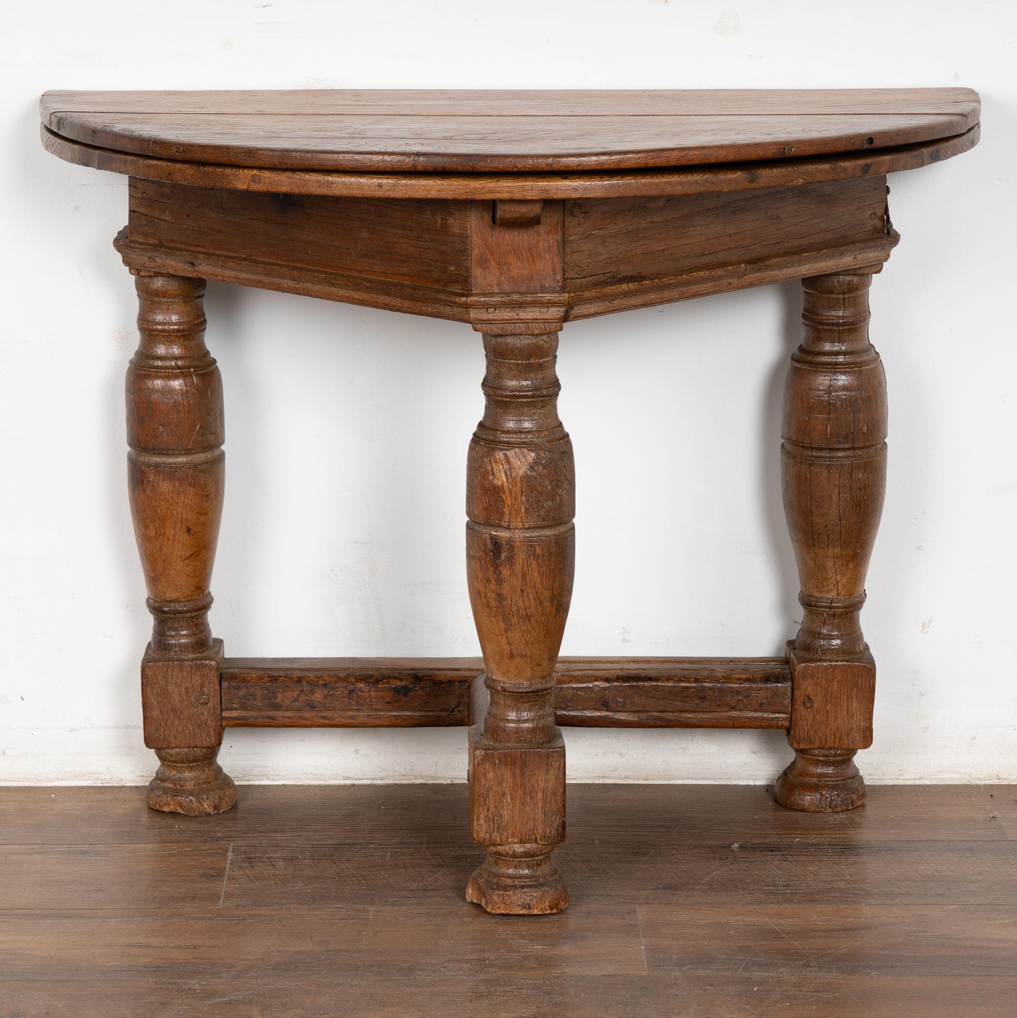 Danish Early 19th Century Oak Round Drop Leaf Gate Leg Table Console For Sale