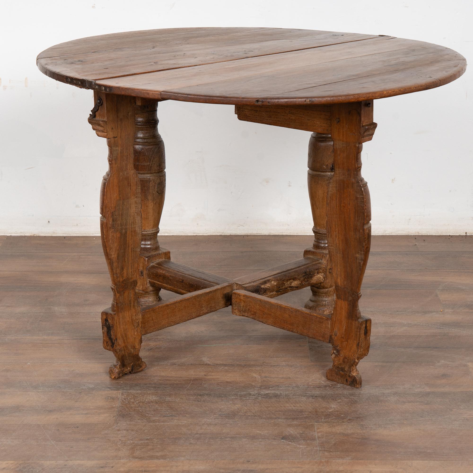 Early 19th Century Oak Round Drop Leaf Gate Leg Table Console For Sale 1