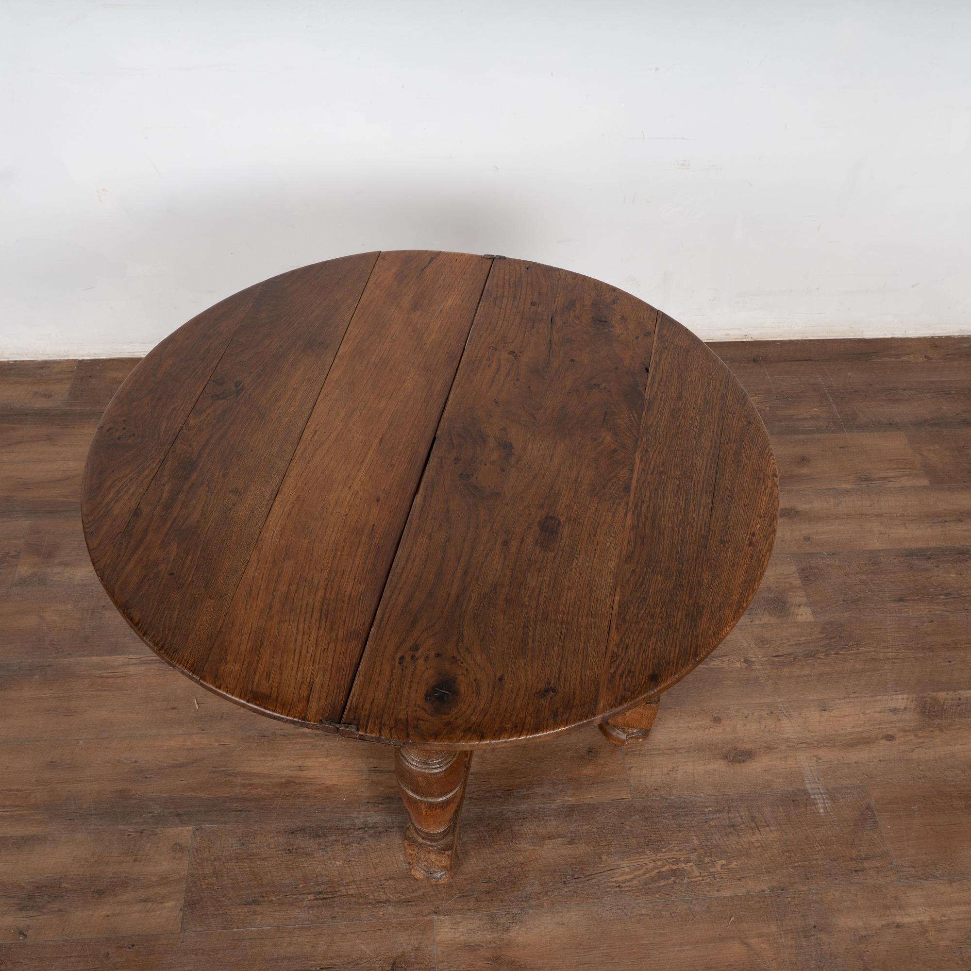Early 19th Century Oak Round Drop Leaf Gate Leg Table Console For Sale 2
