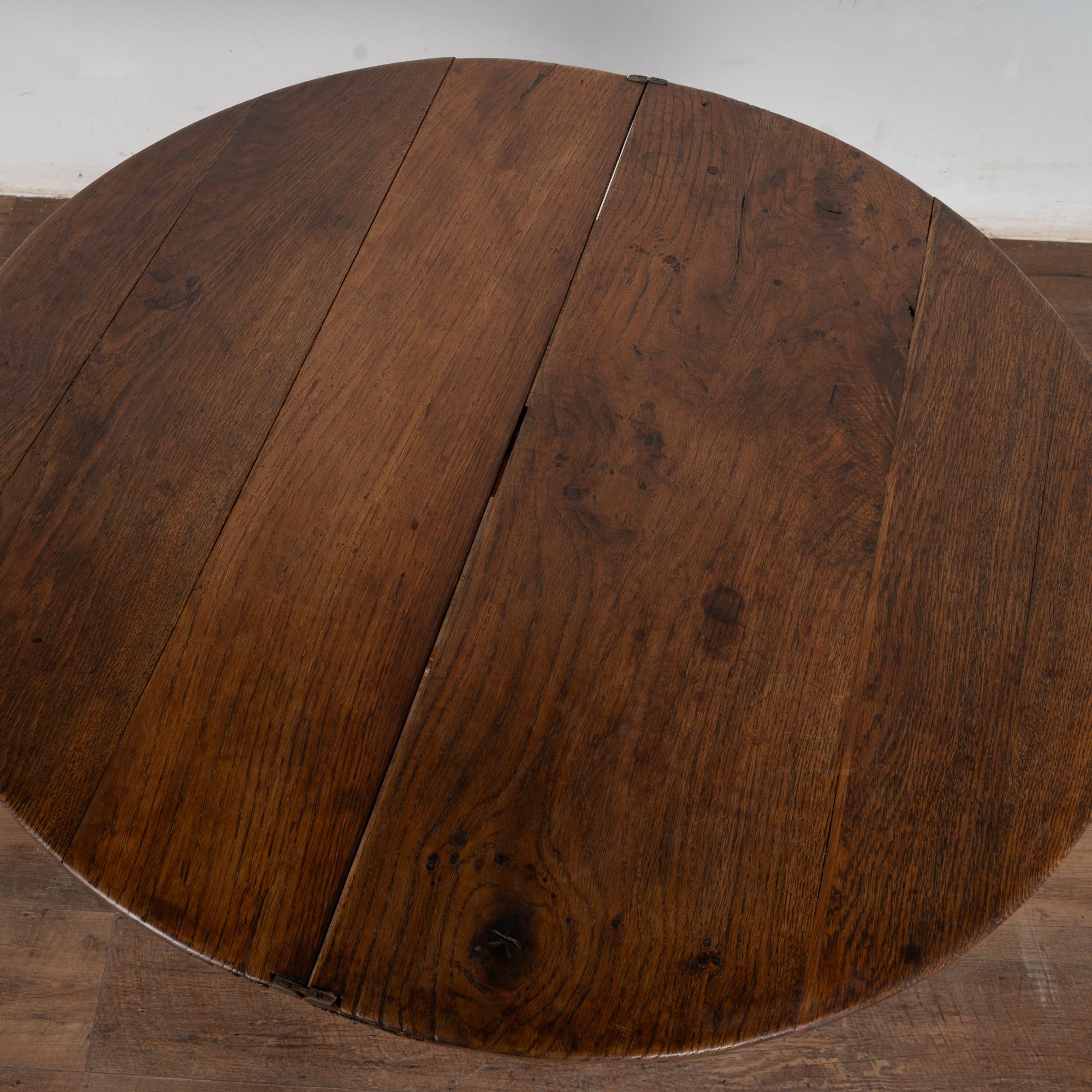 Early 19th Century Oak Round Drop Leaf Gate Leg Table Console For Sale 3