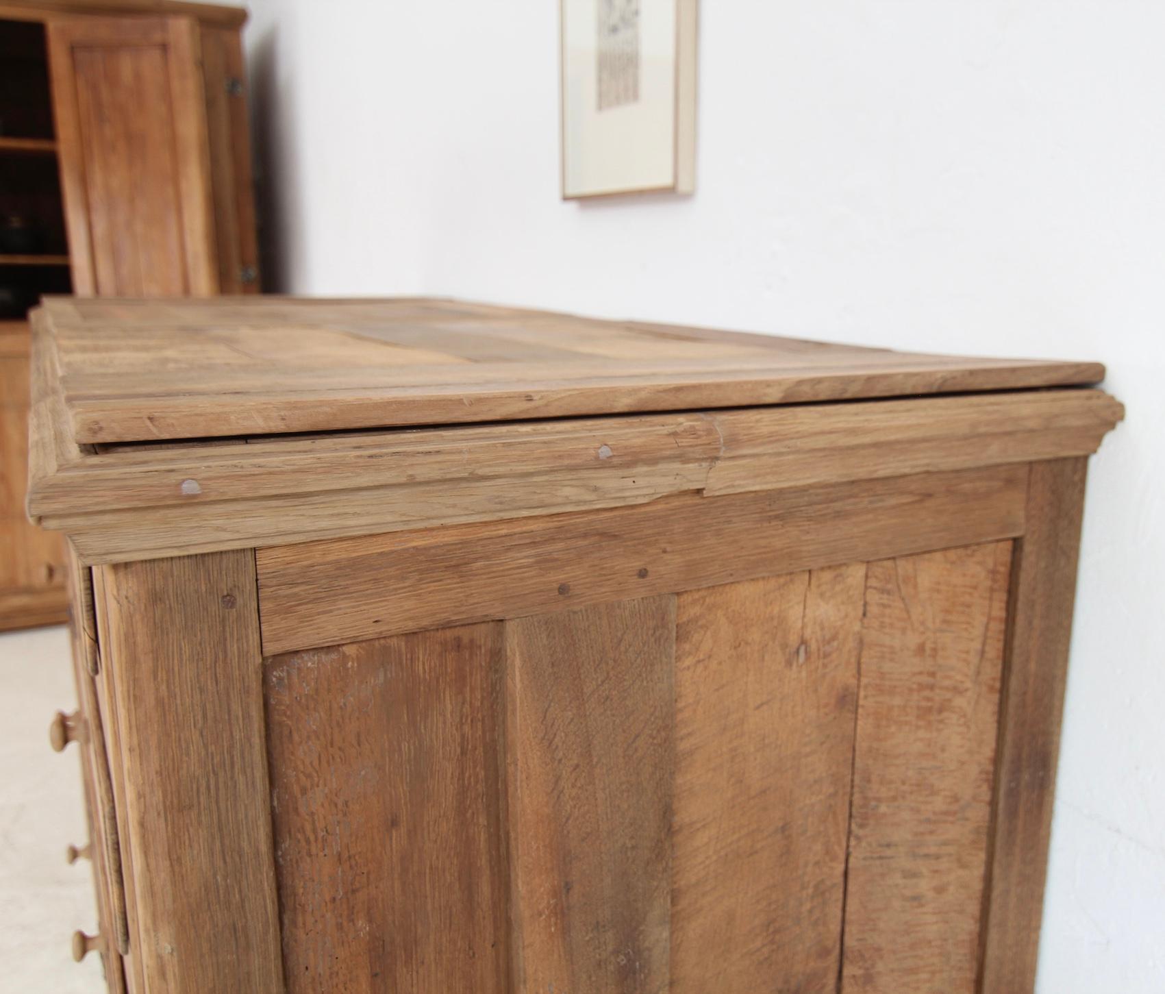 Sakristei-Schubladenschrank aus Eiche aus dem frühen 19. im Angebot 8