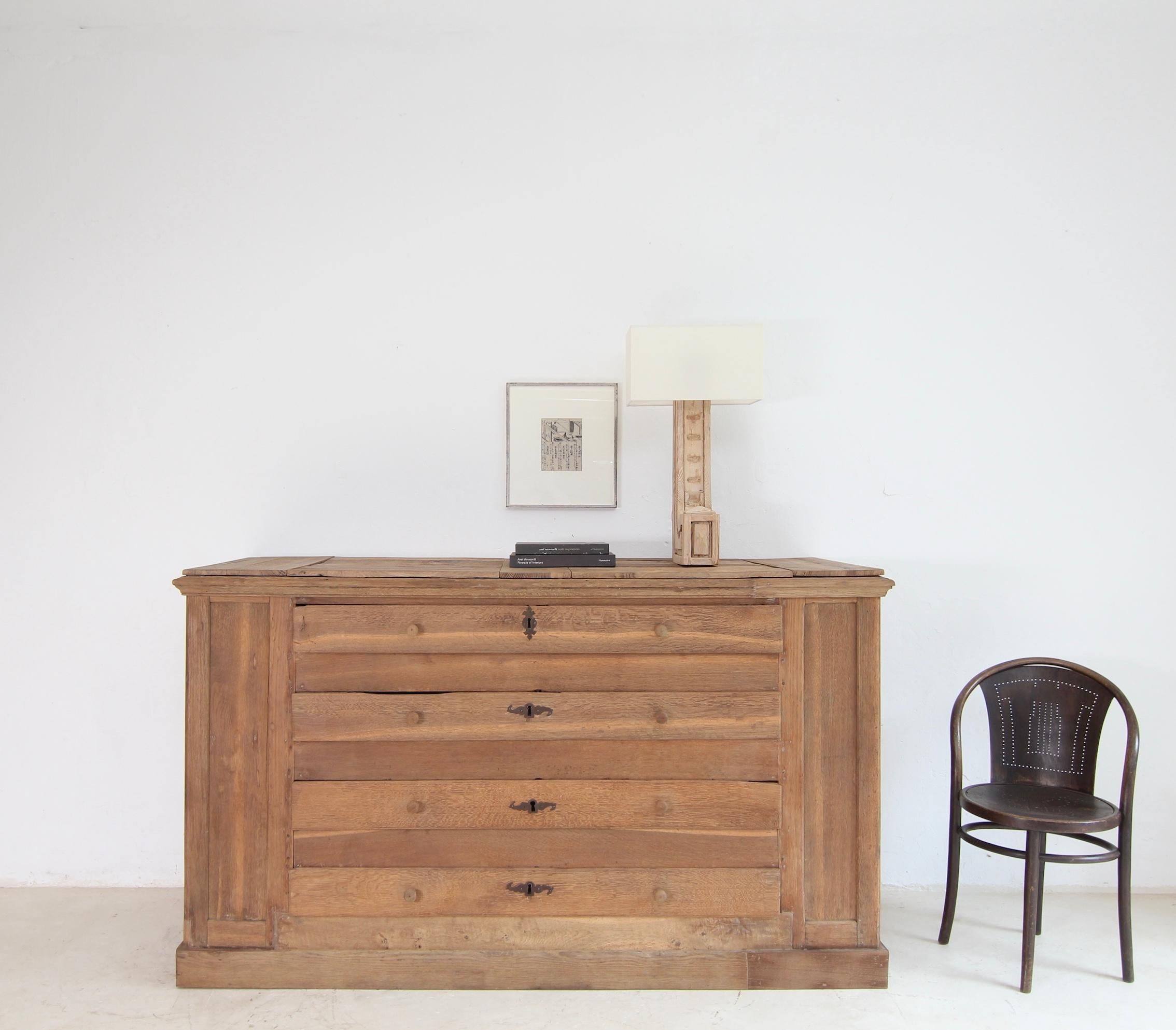 Großer Sakristei-Schubladenschrank oder Archivschrank aus dem späten 18. oder frühen 19. Jahrhundert. Massiv aus Eiche gefertigt. 

Ein authentisches Einzelstück mit linearem Design, kombiniert mit der schönen Maserung von altem Eichenholz. Ideal