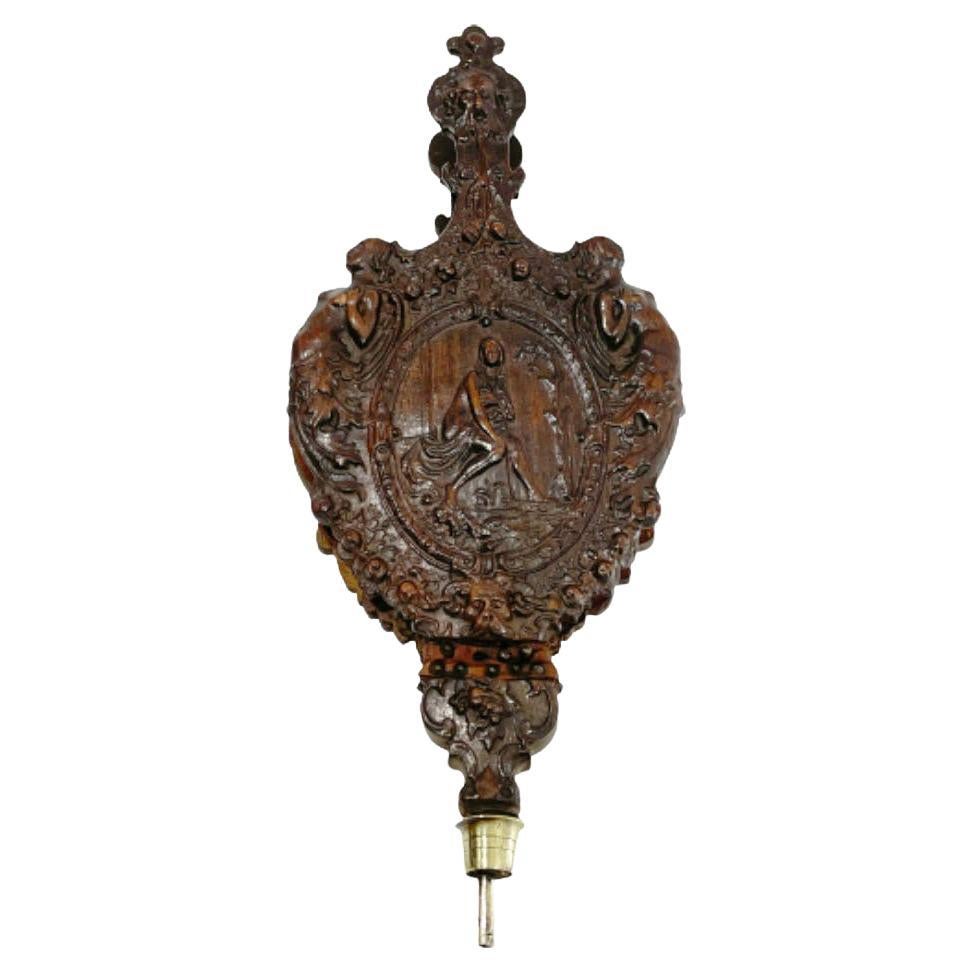 Fuelle de madera de roble de principios del siglo XIX ricamente tallado con una escena mitológica en venta