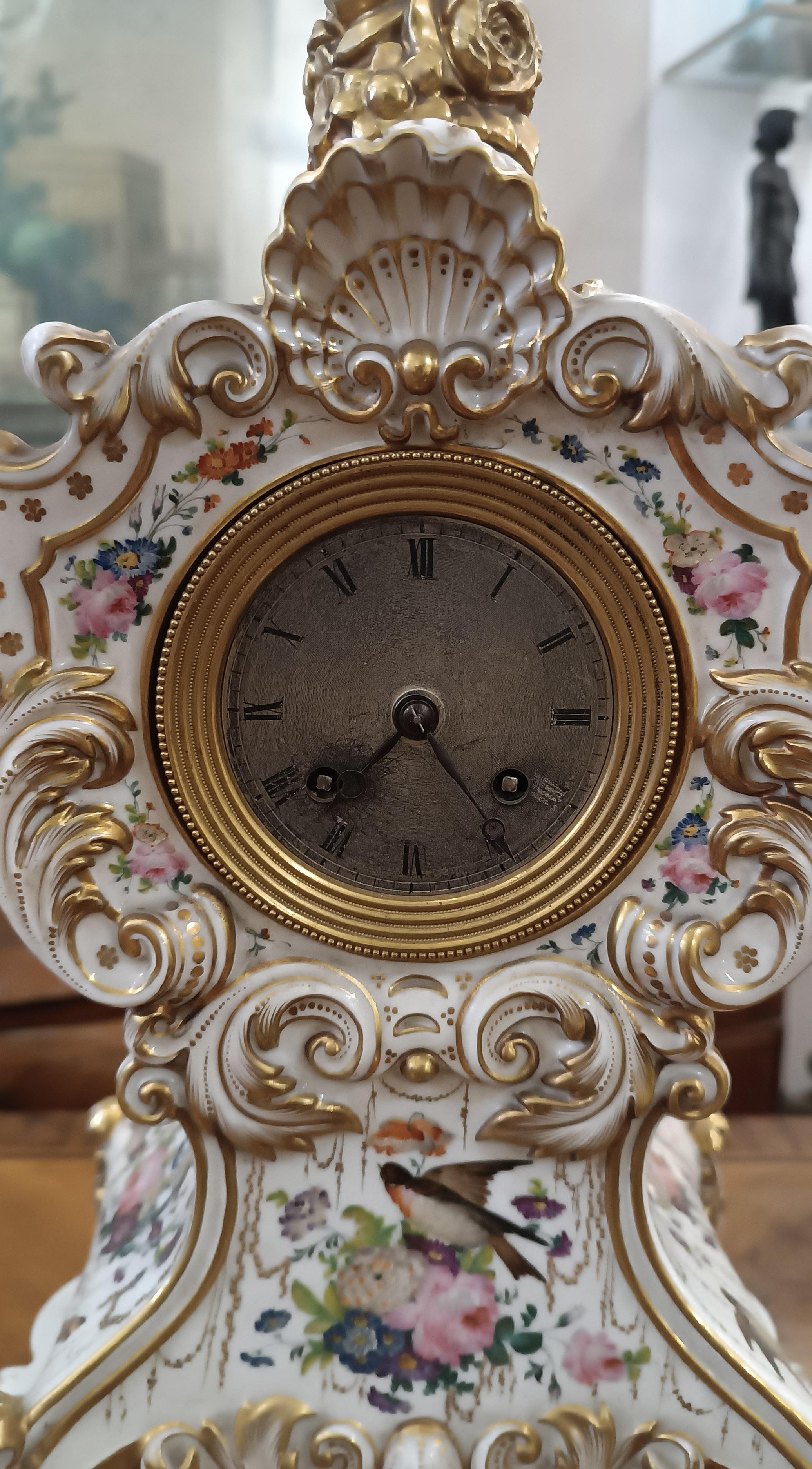 EARLY 19th CENTURY “OLD PARIS” PORCELAIN CLOCK  In Good Condition In Firenze, FI