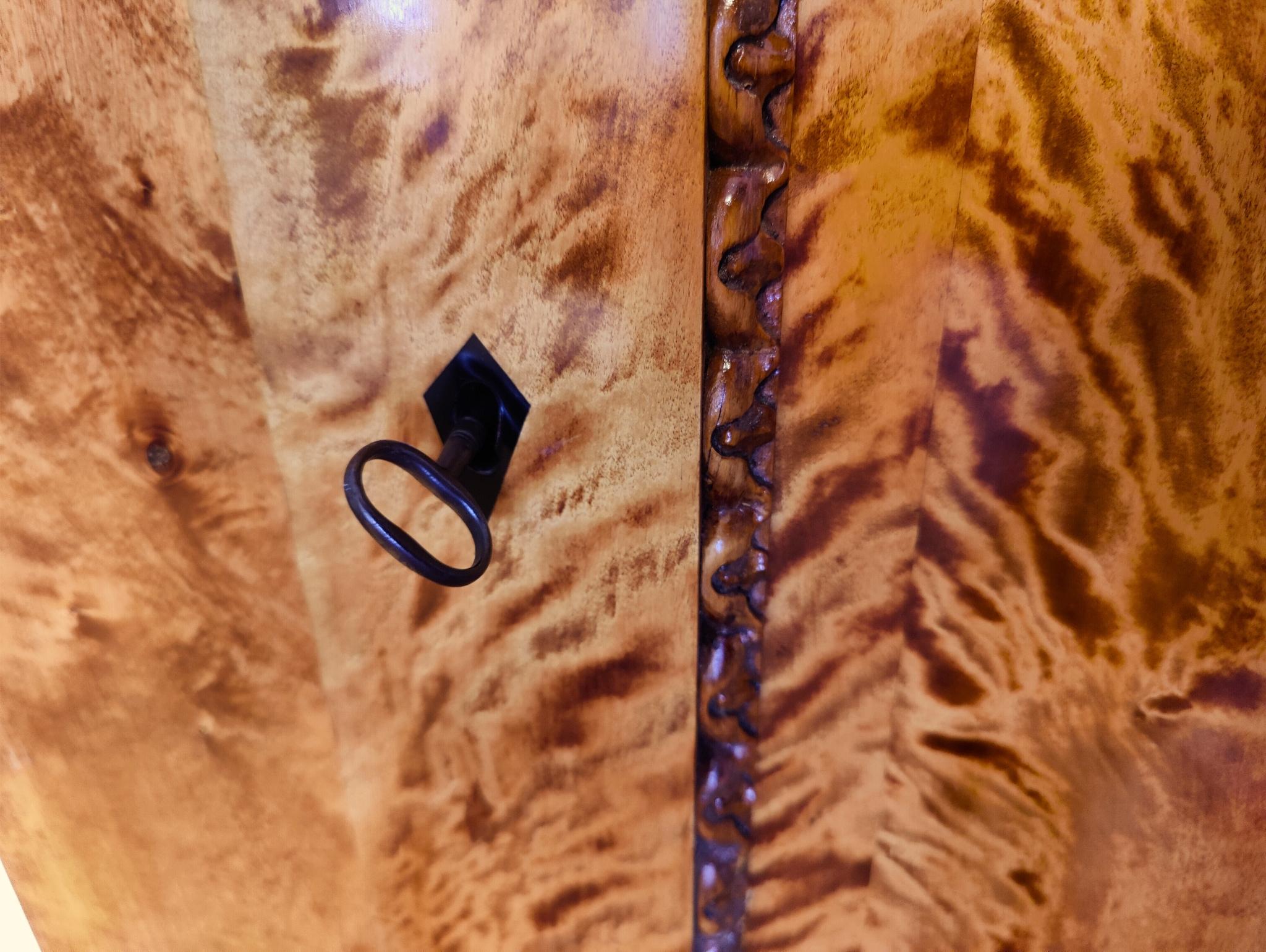 Épicéa Armoire / Cabinet Biedermeier à une porte en bouleau flammé du début du 19ème siècle en vente