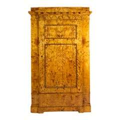 Armoire/armadio a un'anta in betulla fiammata del primo Ottocento Biedermeier