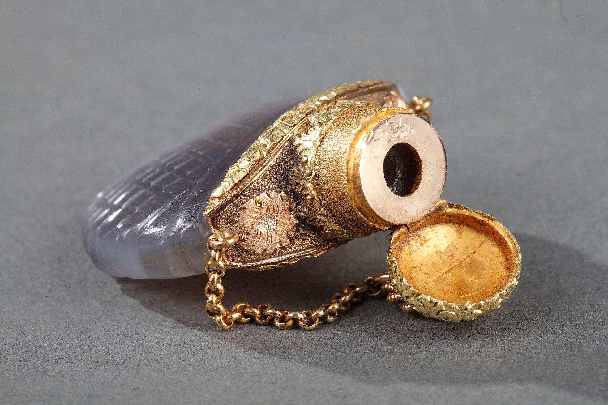 Opalfarbener Parfümflasche aus dem frühen 19. Jahrhundert mit Gold im Angebot 5