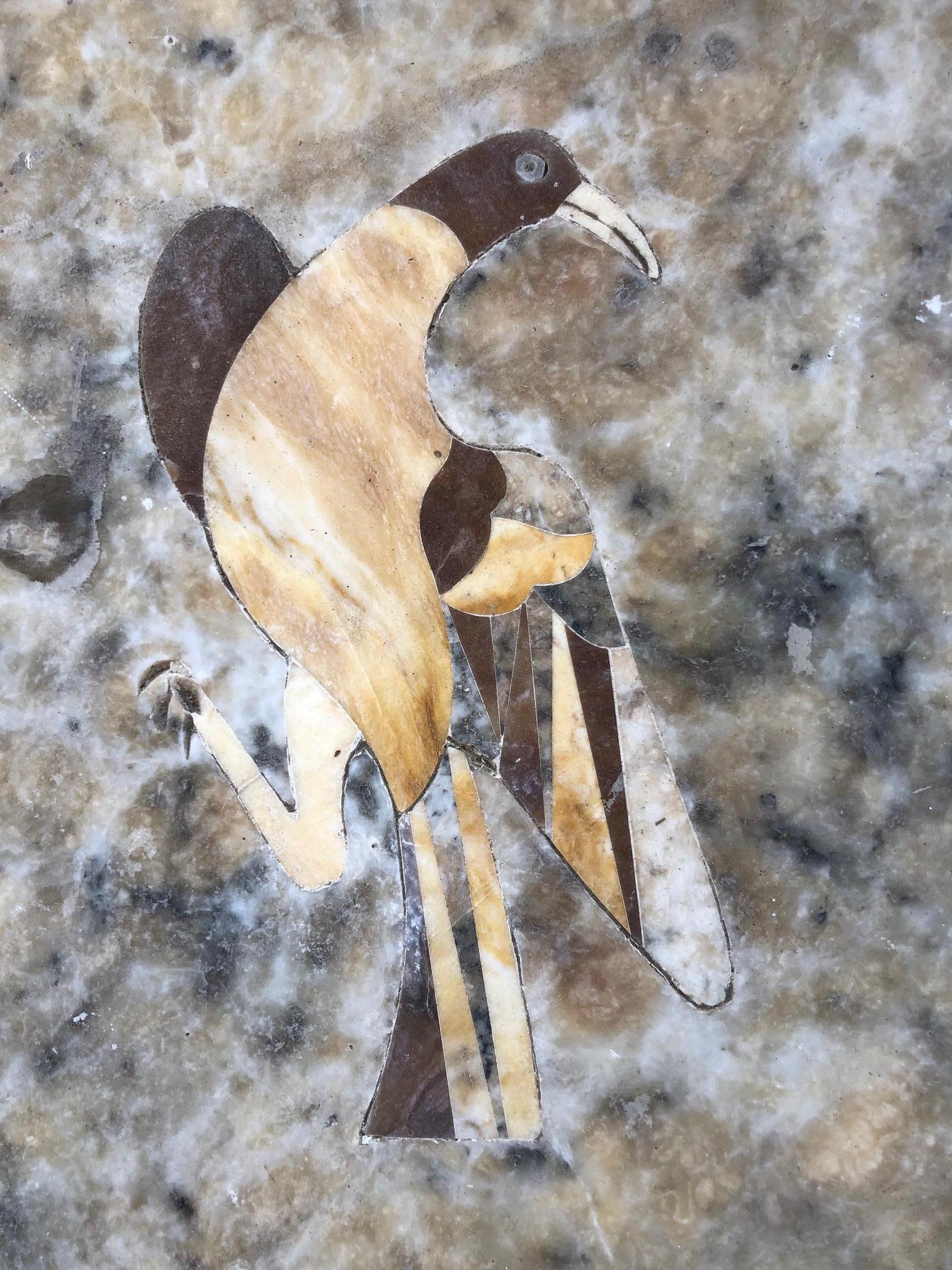 Originaler antiker Marmortisch aus dem frühen 19. Jahrhundert mit Intarsien aus der Carrara-Toskana im Zustand „Starke Gebrauchsspuren“ im Angebot in Buggiano, IT