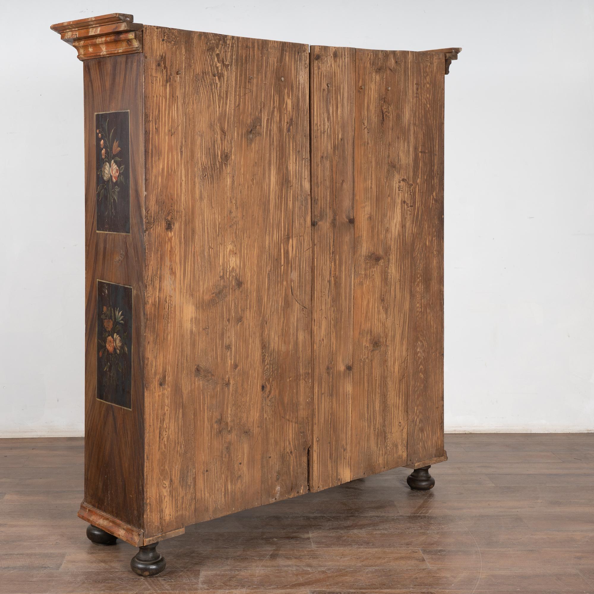 Armoire a ribalta originale del primo Ottocento dipinto con fiori, Austria in vendita 3