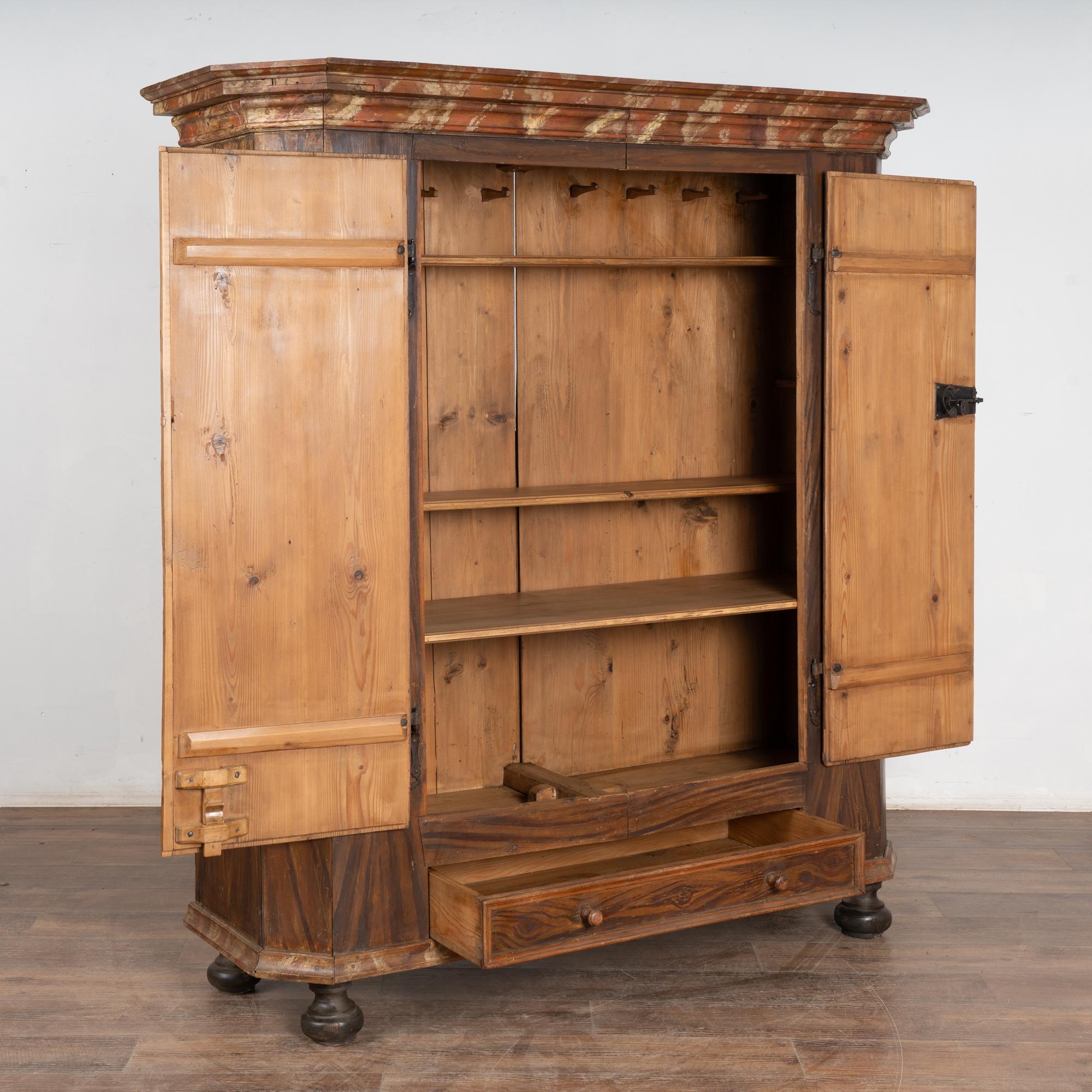 Arte popolare Armoire a ribalta originale del primo Ottocento dipinto con fiori, Austria in vendita