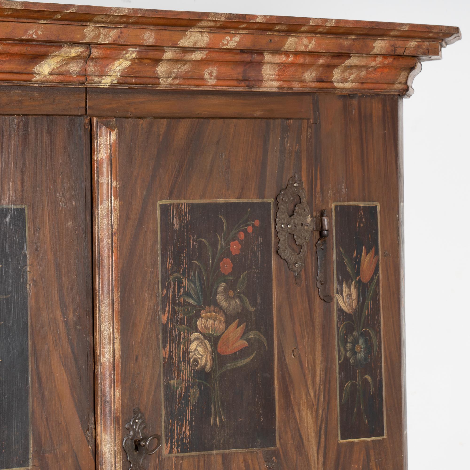 Armoire a ribalta originale del primo Ottocento dipinto con fiori, Austria In condizioni buone in vendita a Round Top, TX