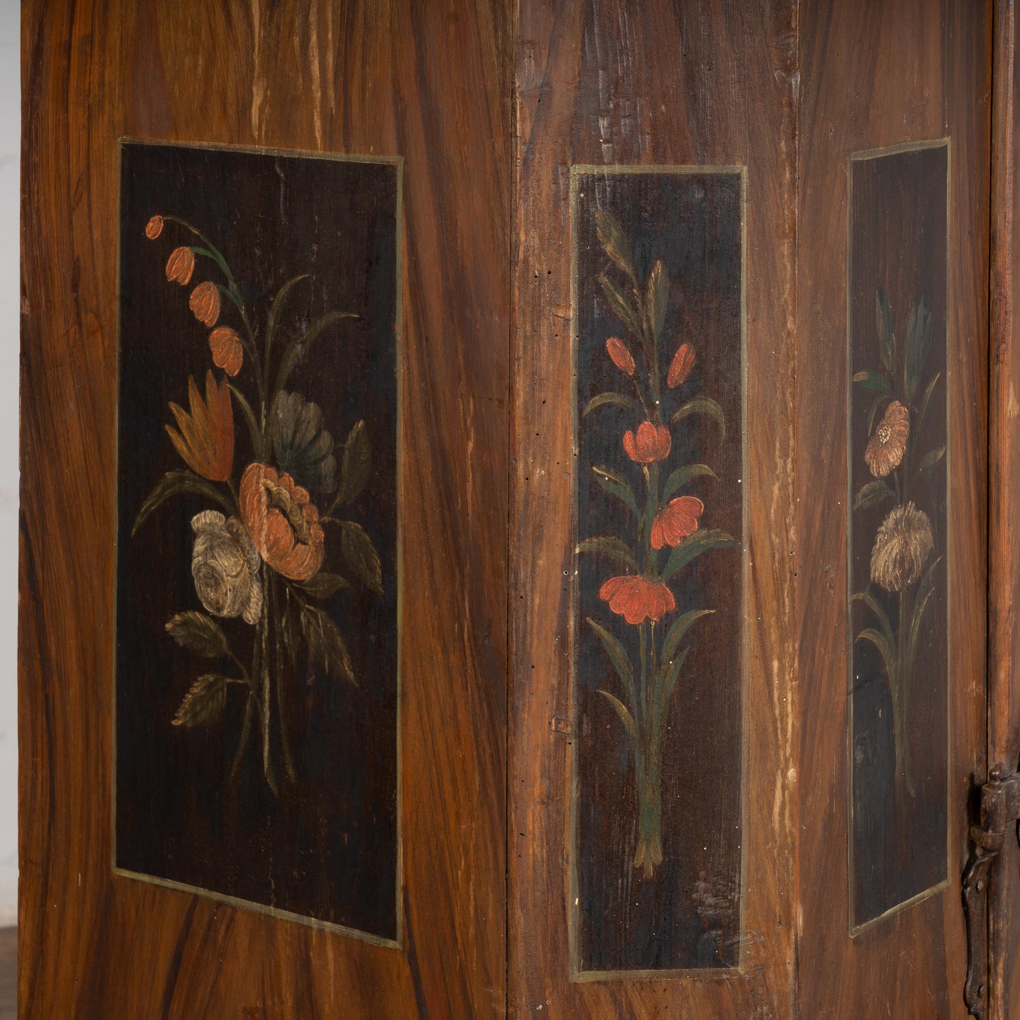 XIX secolo Armoire a ribalta originale del primo Ottocento dipinto con fiori, Austria in vendita