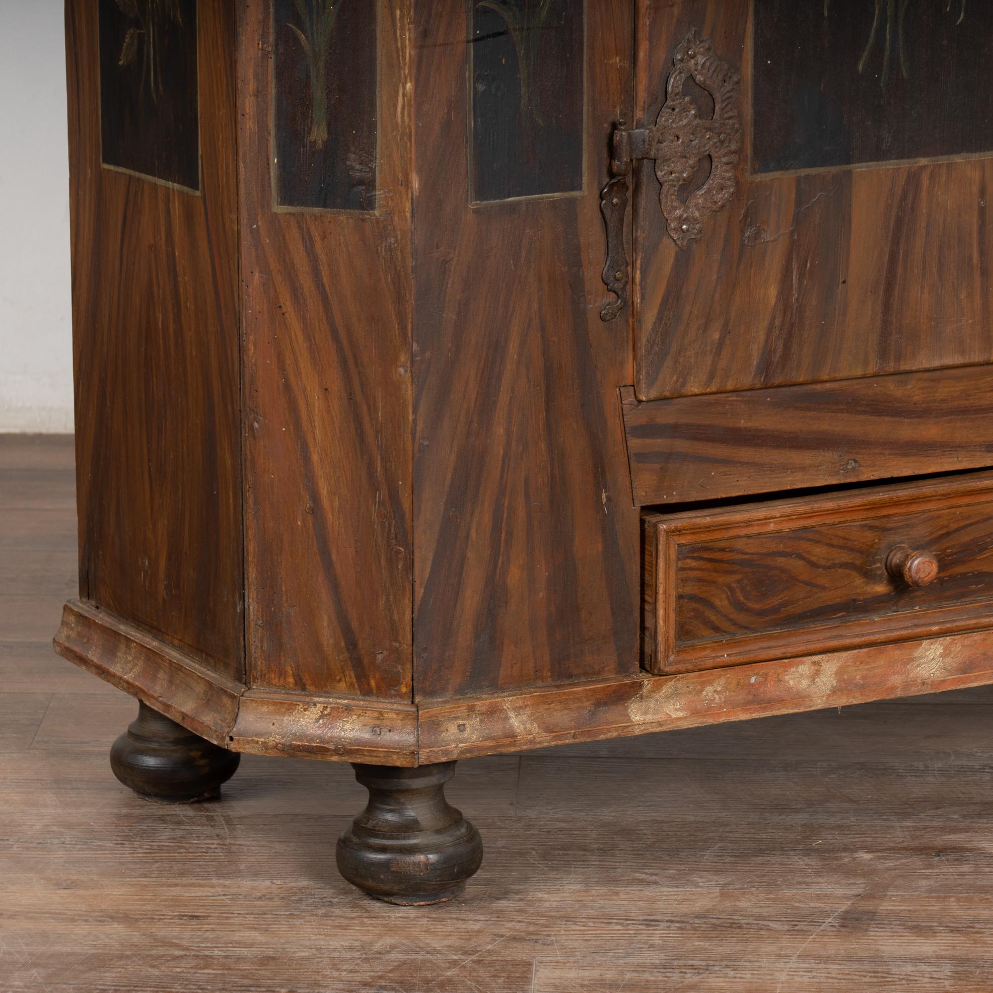 Armoire a ribalta originale del primo Ottocento dipinto con fiori, Austria in vendita 1