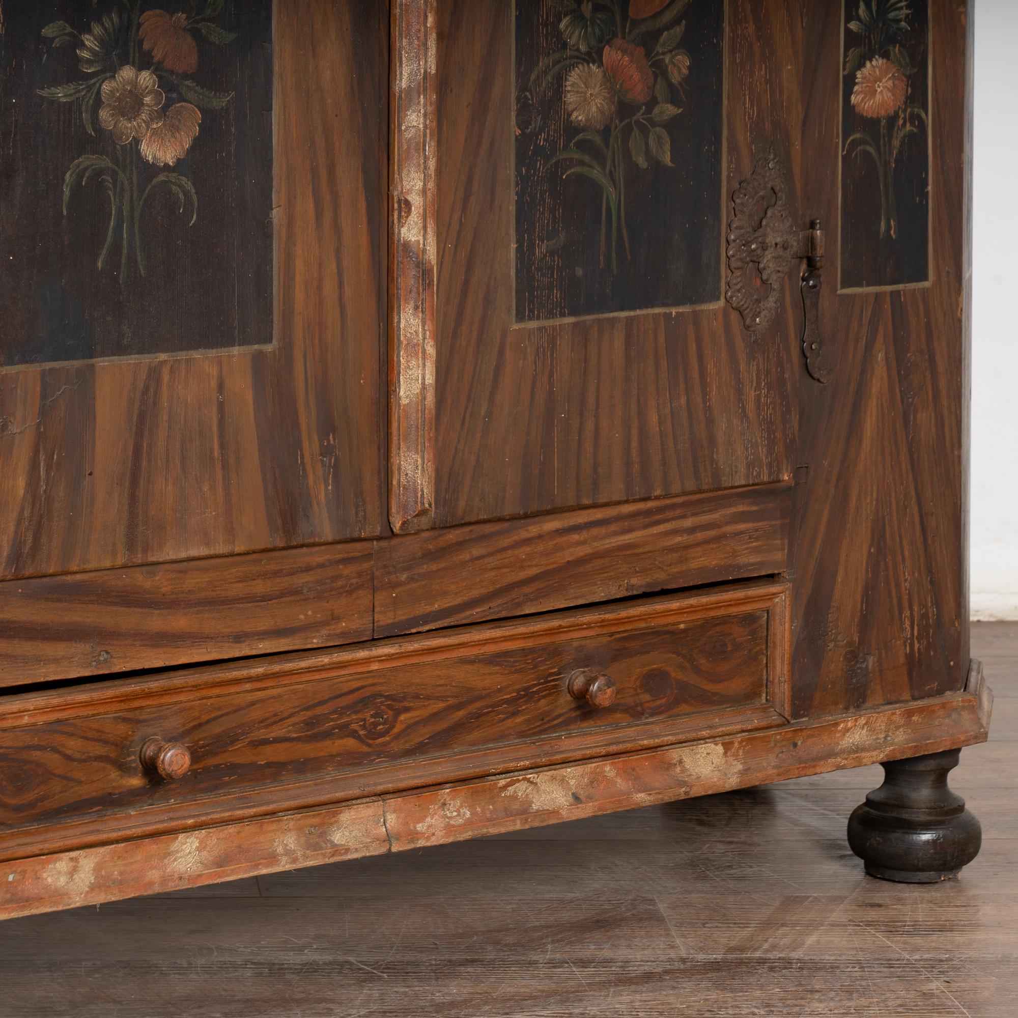 Armoire a ribalta originale del primo Ottocento dipinto con fiori, Austria in vendita 2