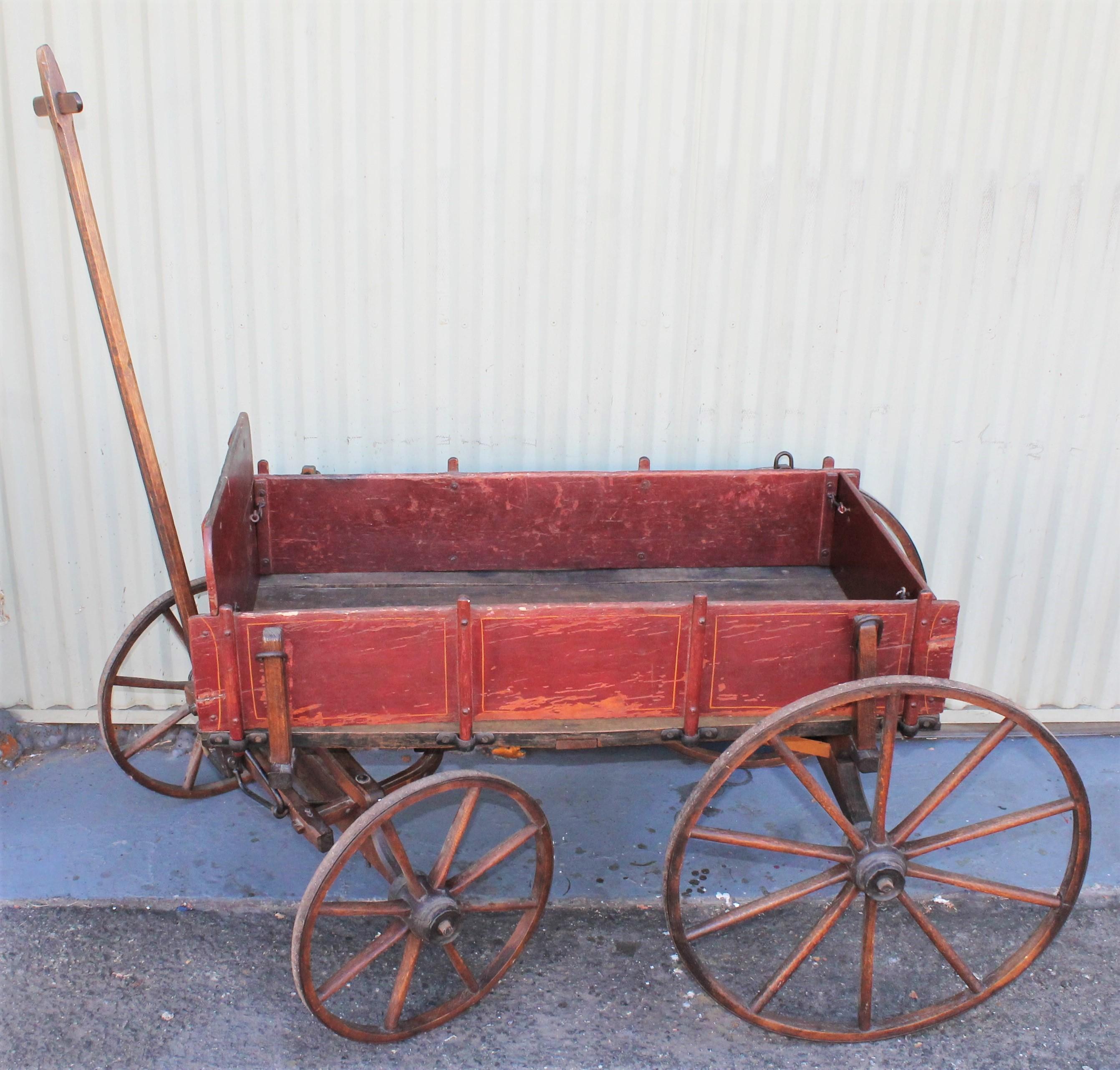 Early 19th Century Original Painted Wagon In Good Condition In Los Angeles, CA