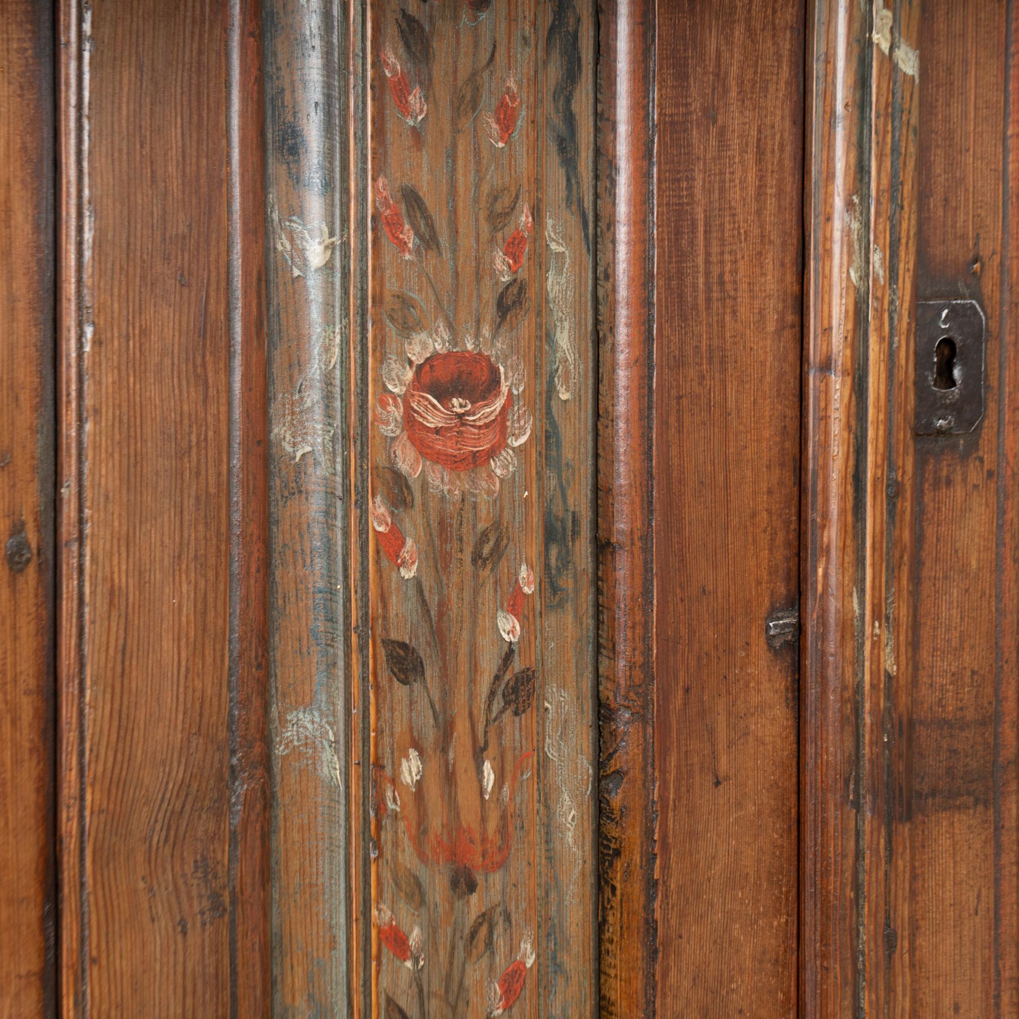 Armoire suédoise en pin peint du début du 19e siècle en vente 8