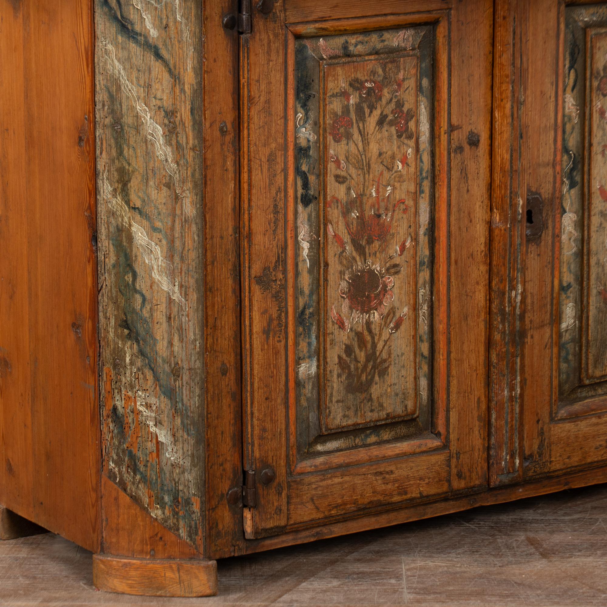 Armoire suédoise en pin peint du début du 19e siècle en vente 11