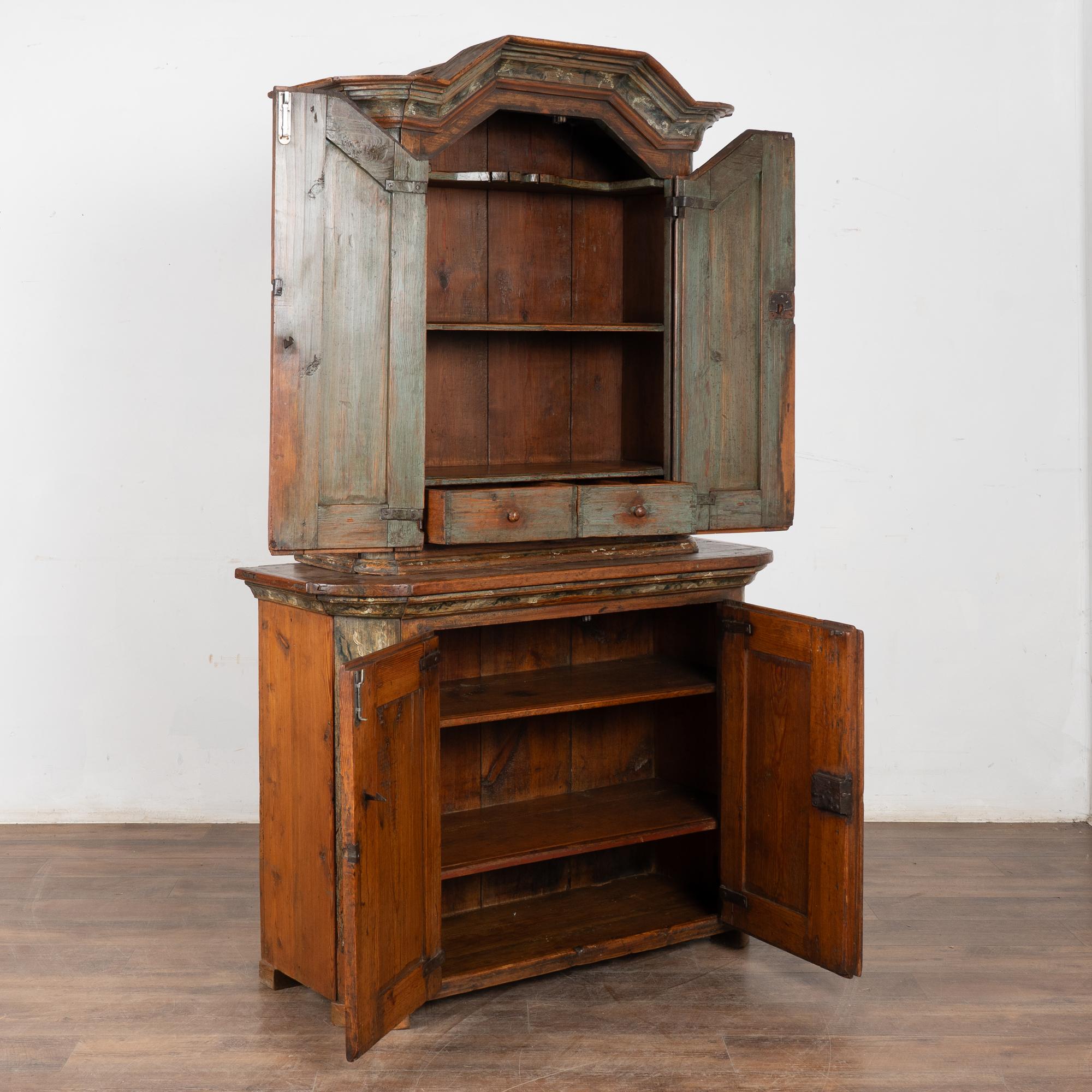 Artisanat Armoire suédoise en pin peint du début du 19e siècle en vente
