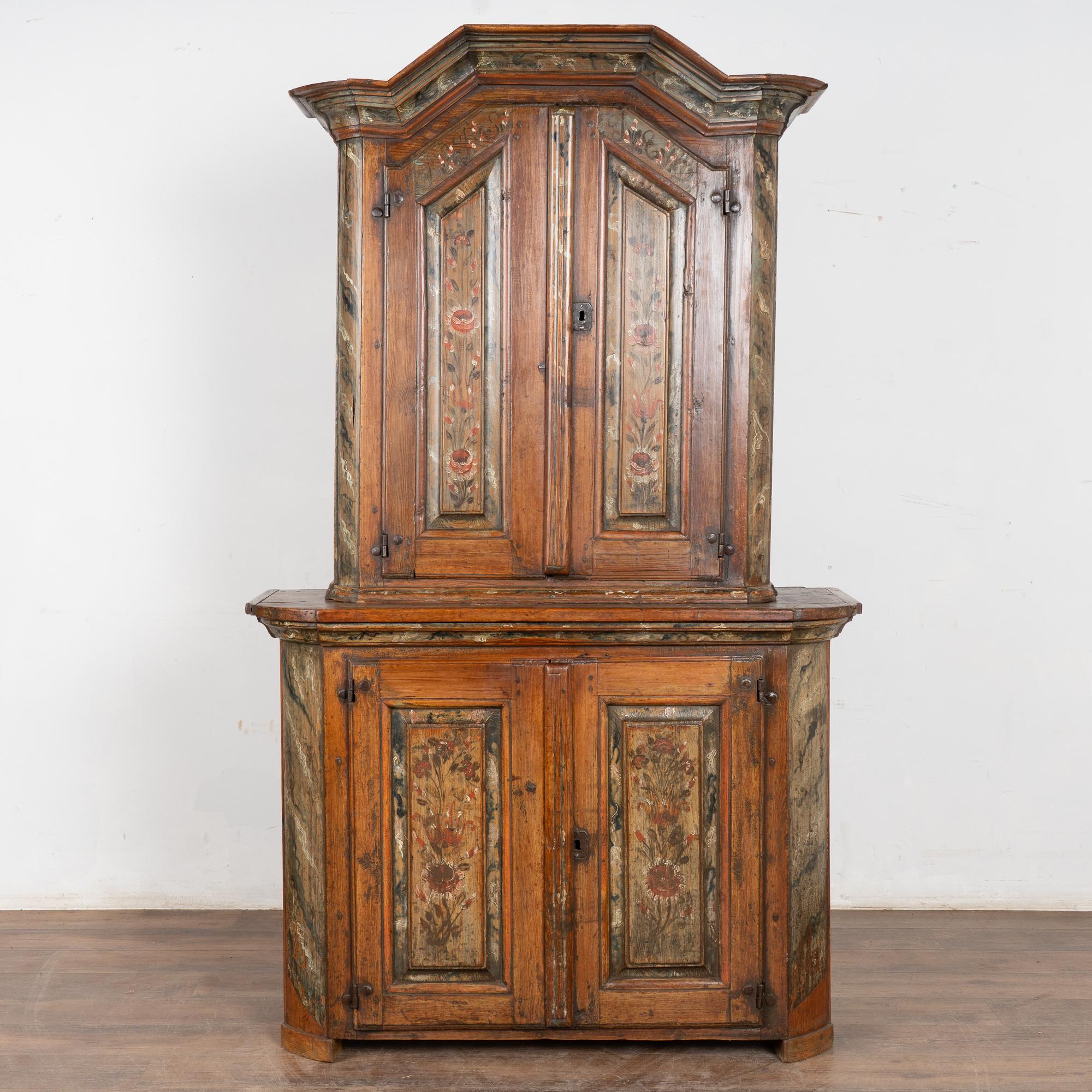Suédois Armoire suédoise en pin peint du début du 19e siècle en vente
